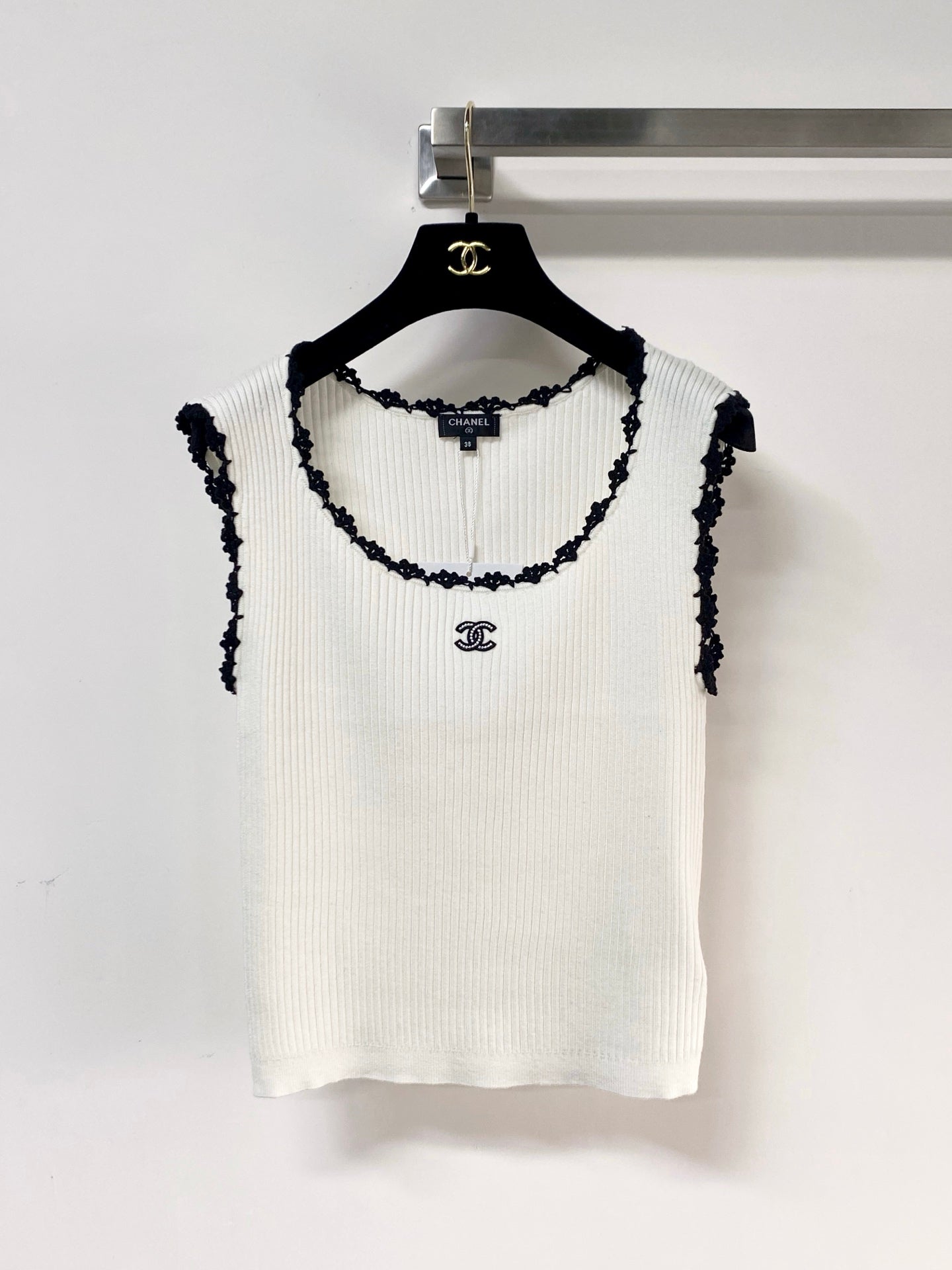 Chanel 2026 Lace-trimmed Knit Vest Wool 366056