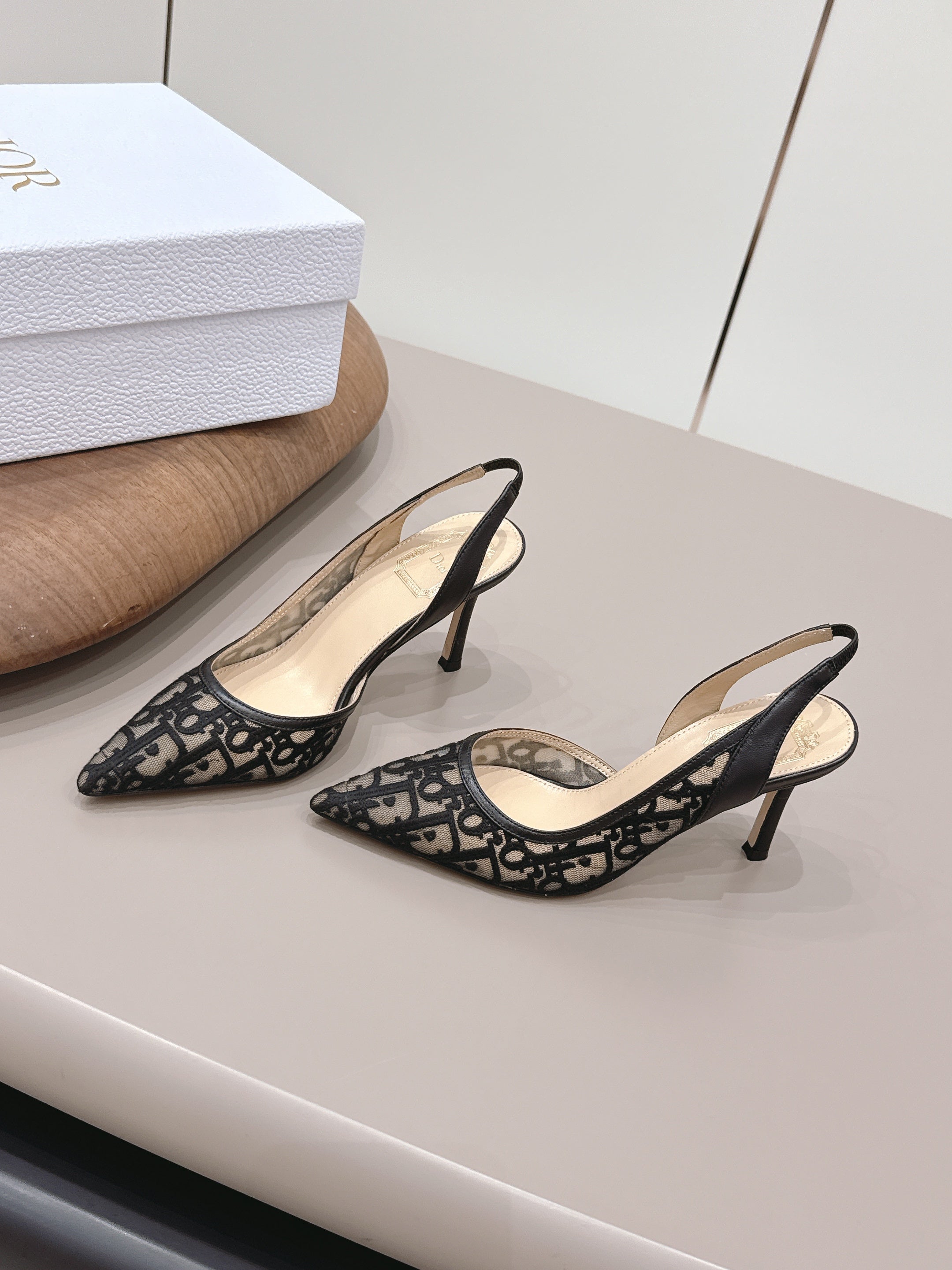 CD 26A Slingback 80 Sheepskin Lace Embroidery