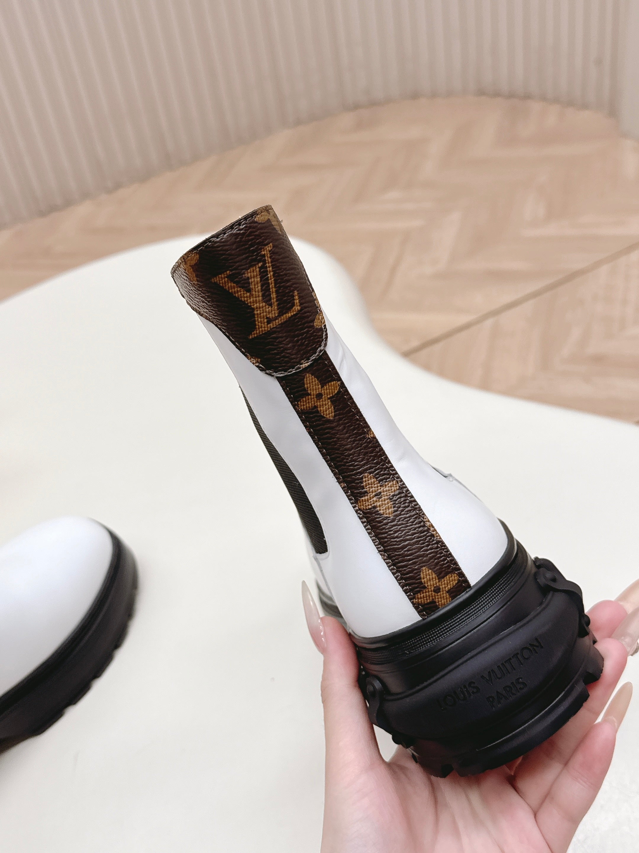 LV 2026 Martin Boot White Black Calfskin 595455