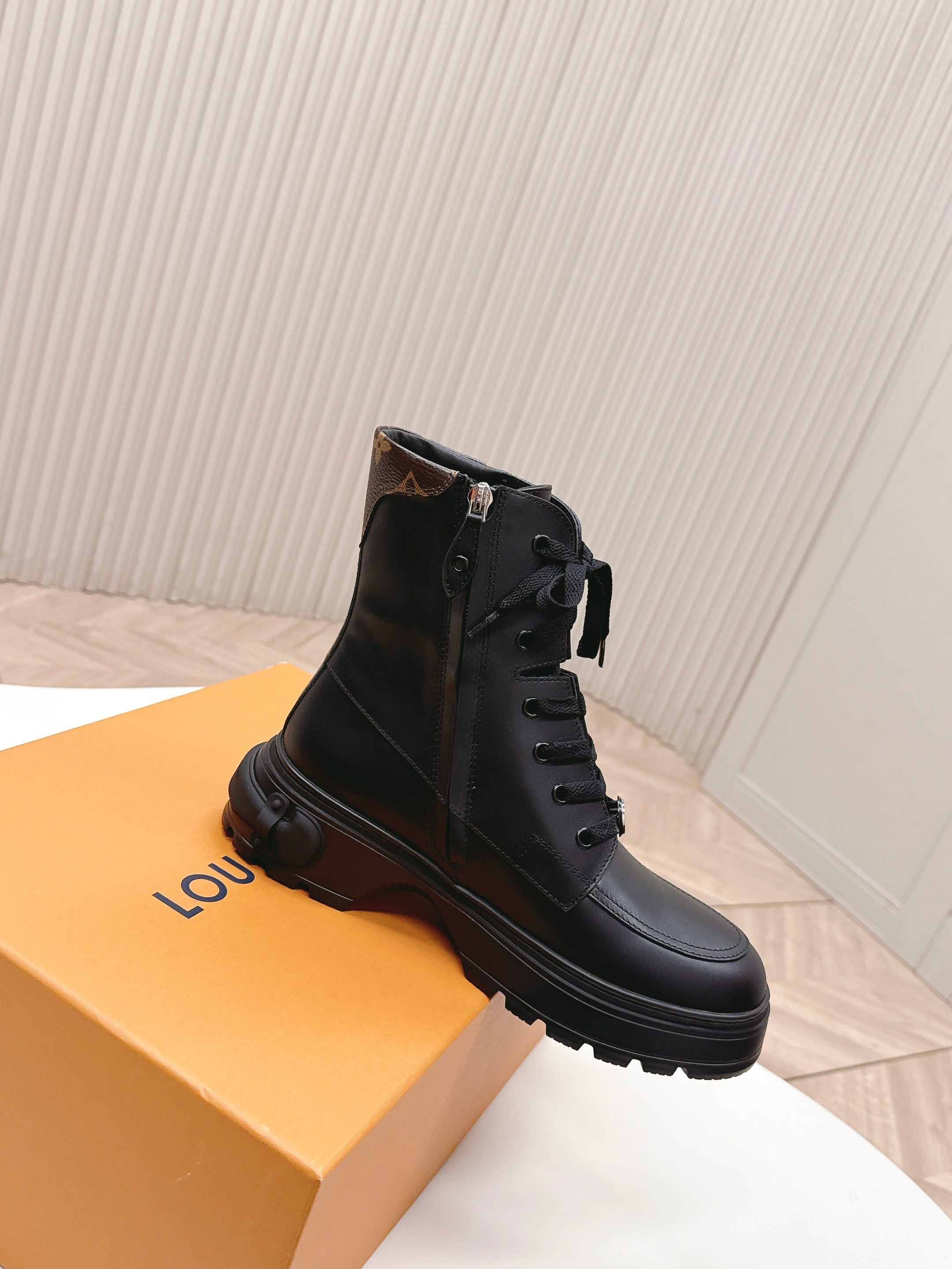 LV 2026 Laureate Platform Desert Boot Black Calfskin 595451