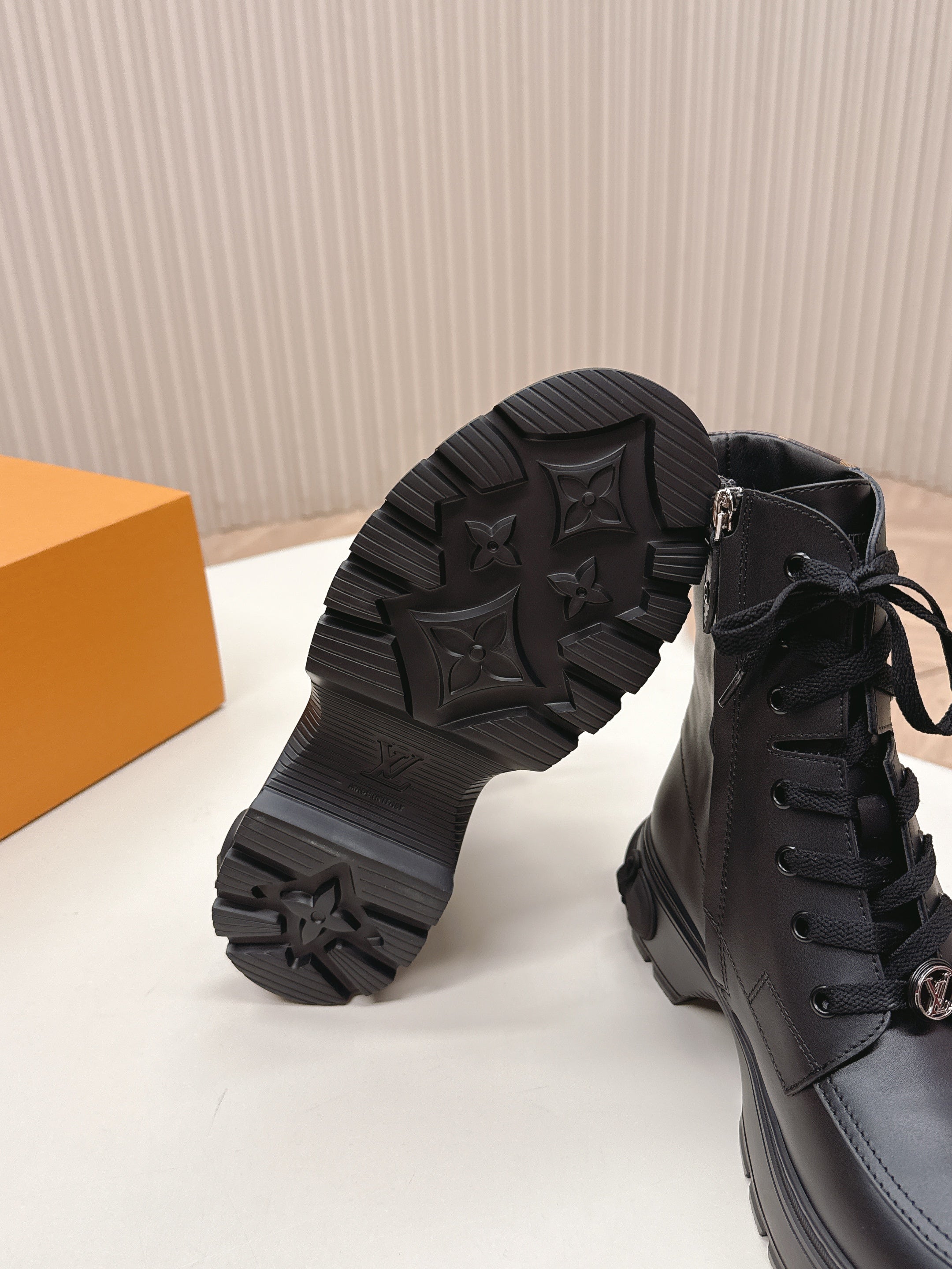 LV 2026 Laureate Platform Desert Boot Black Calfskin 595451