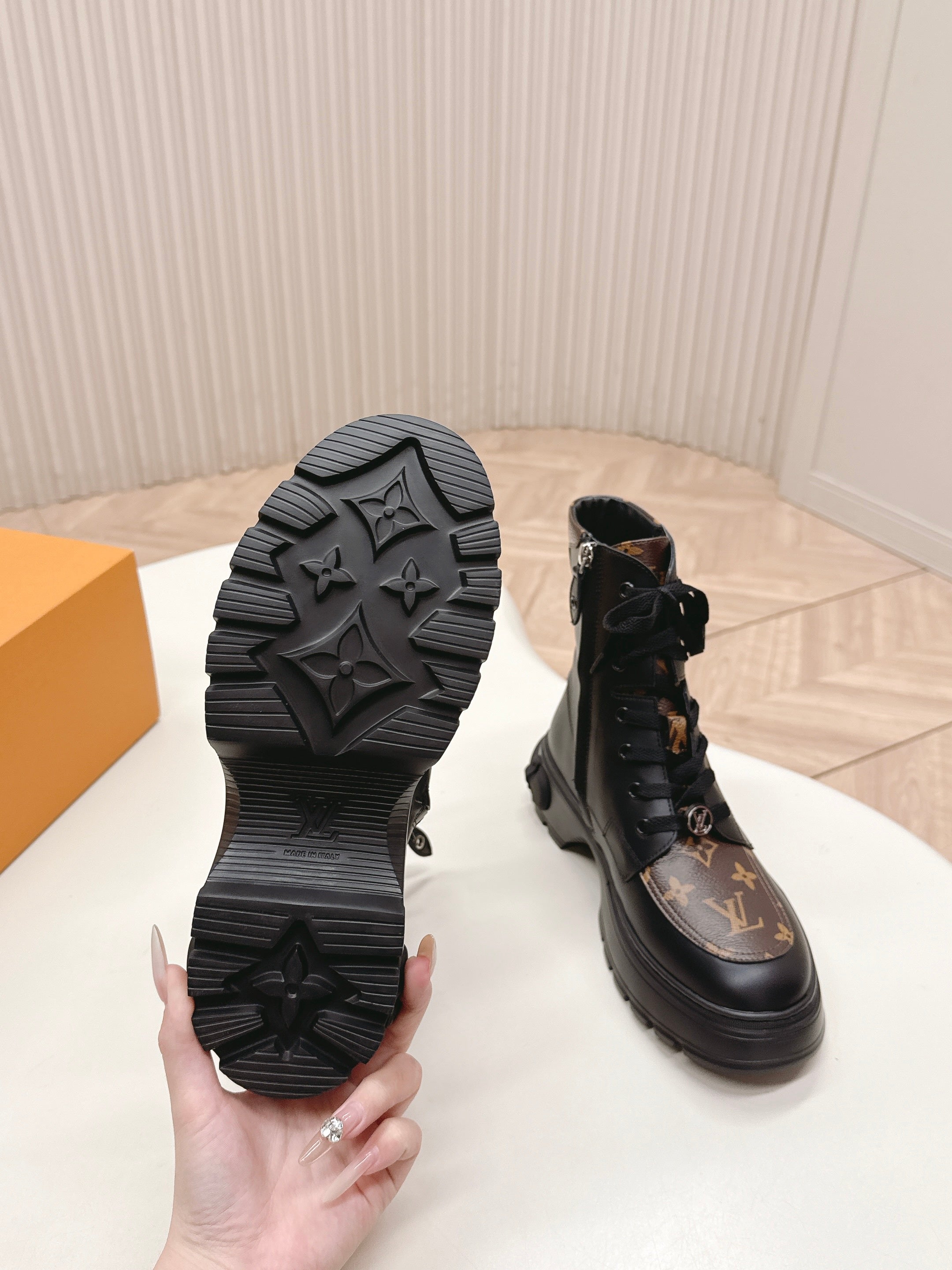 LV 2026 Laureate Platform Desert Boot Black Brown Calfskin 595453