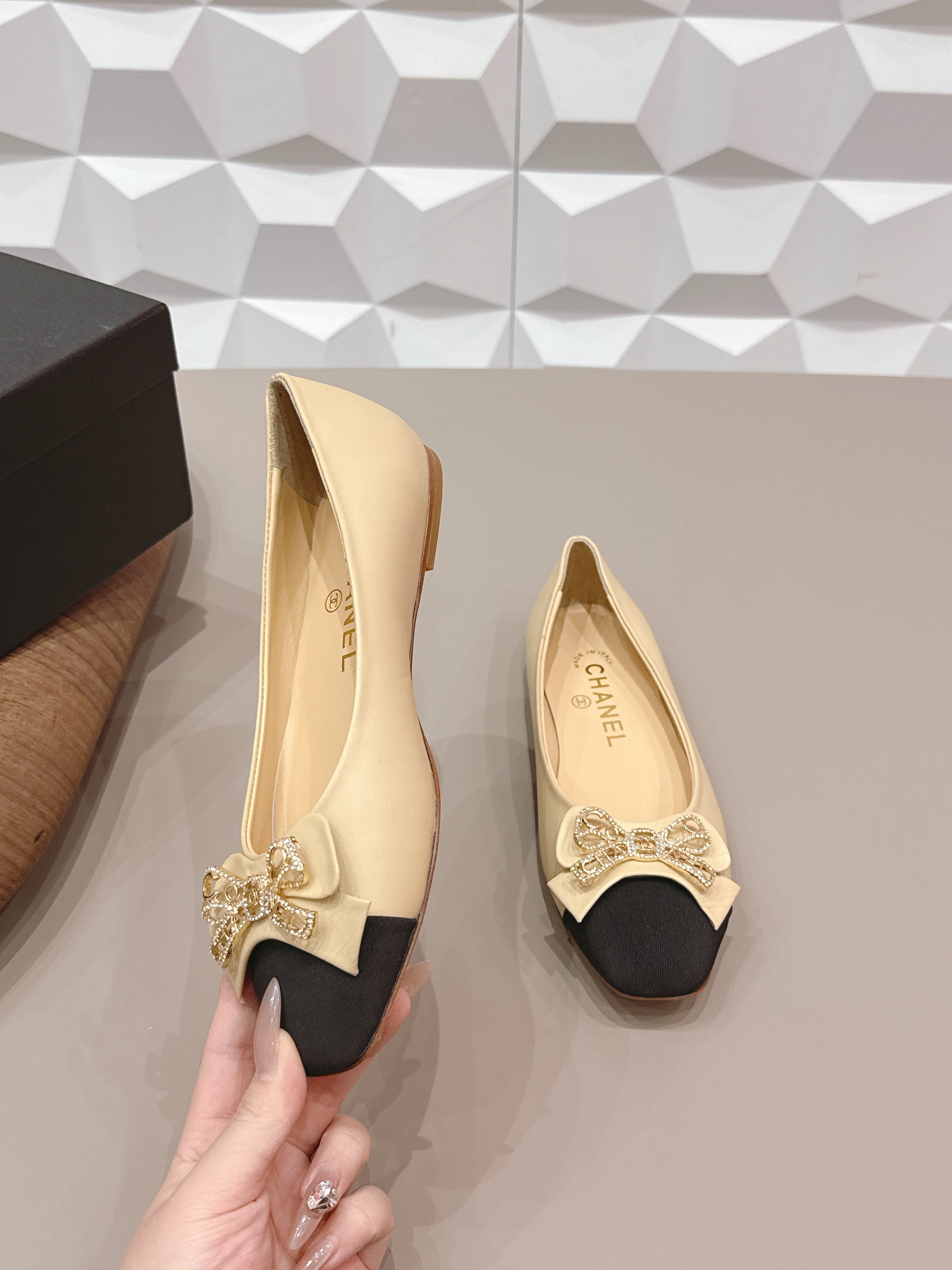 CC 26s Ballet Flats Beige Black Sheepskin 650292
