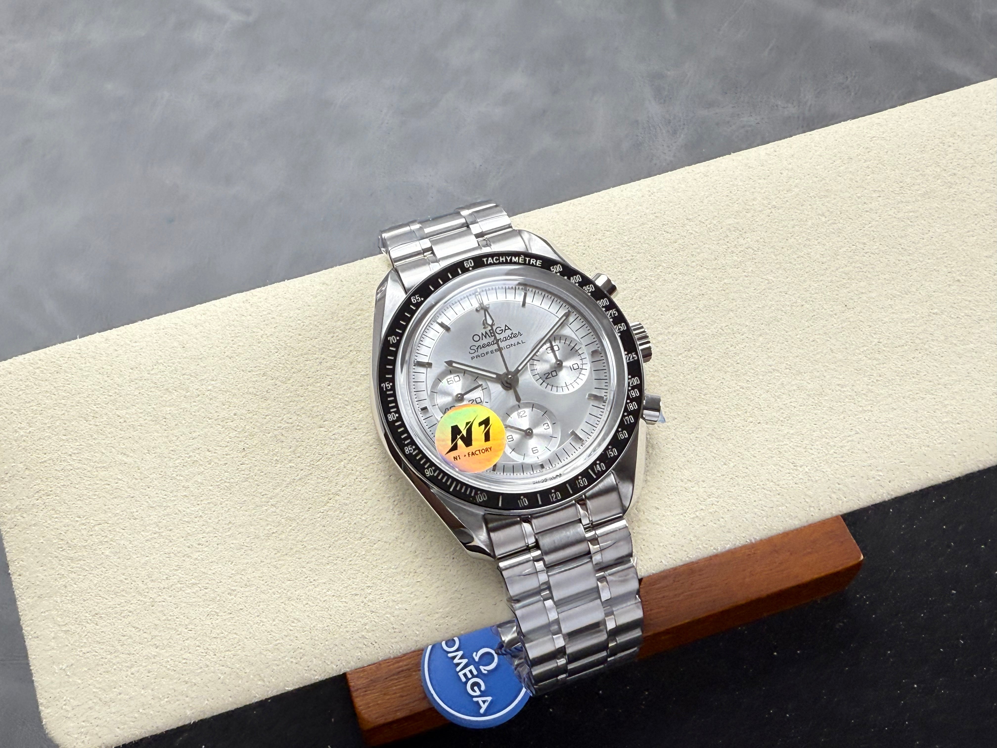 Omega Speedmaster Professional Moonwatch 42mm Stainless Steel Strap Silver Dial