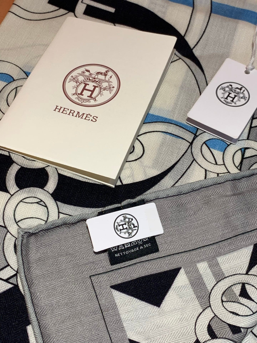 HM 25s Horse Reversible Scarf 140cm White Gray Black Cashmere Silk 967388