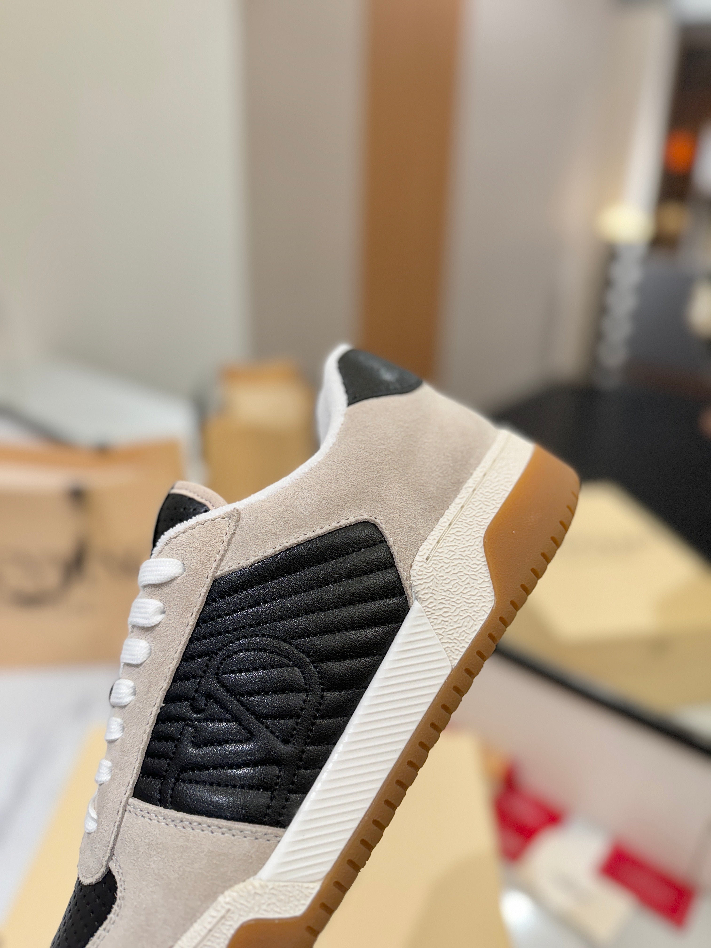 VT 25S  Casual Sneakers Light Gray Black Suede Cowhide  560751