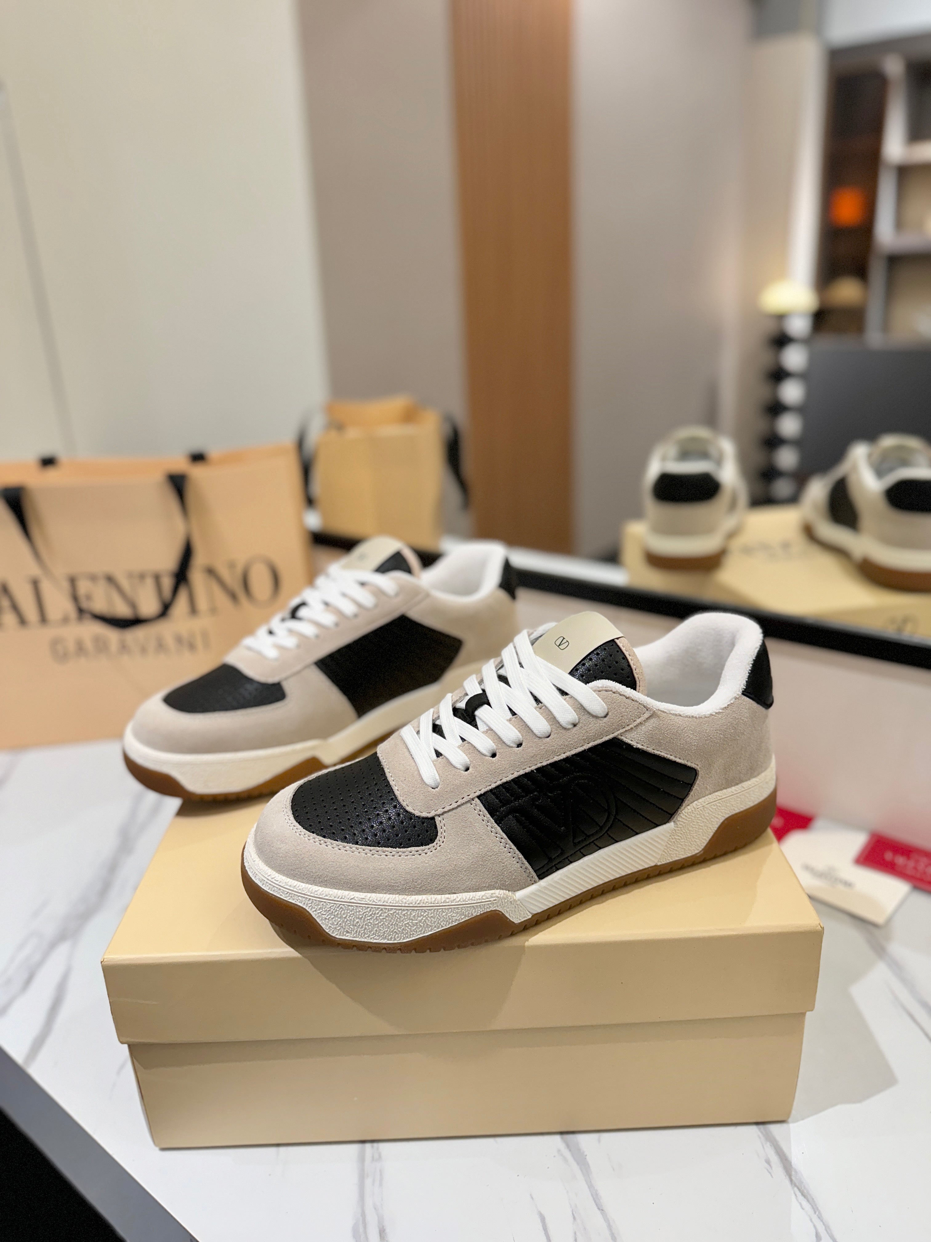 VT 25S  Casual Sneakers Light Gray Black Suede Cowhide  560751