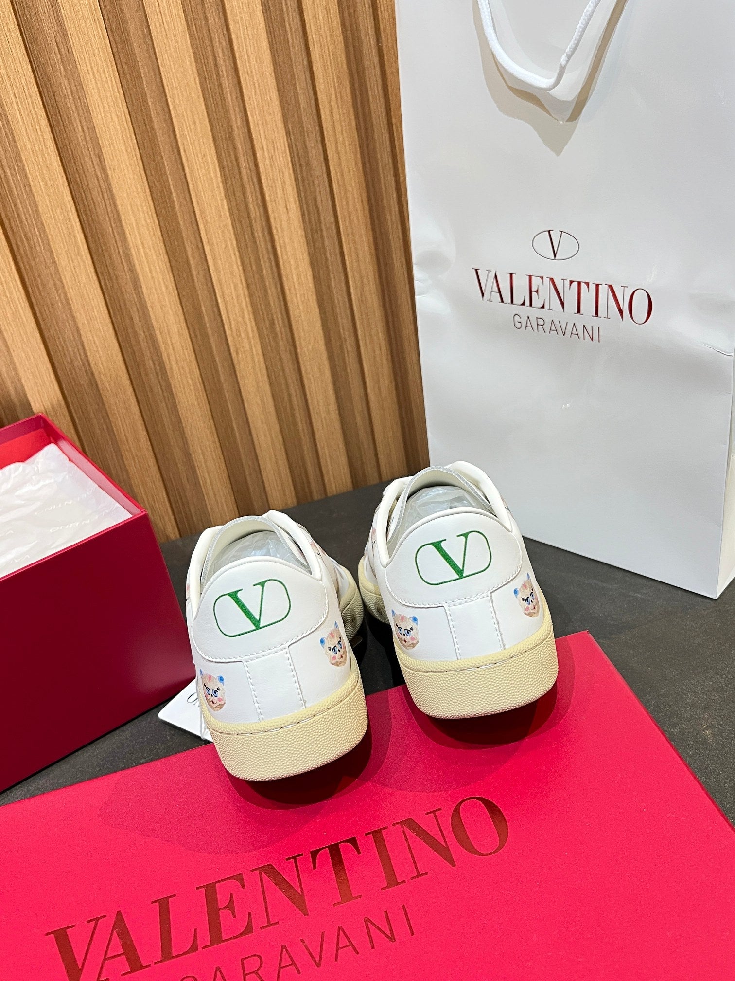 VT 25S  Casual Sneakers  White Beige Cowhide 563090