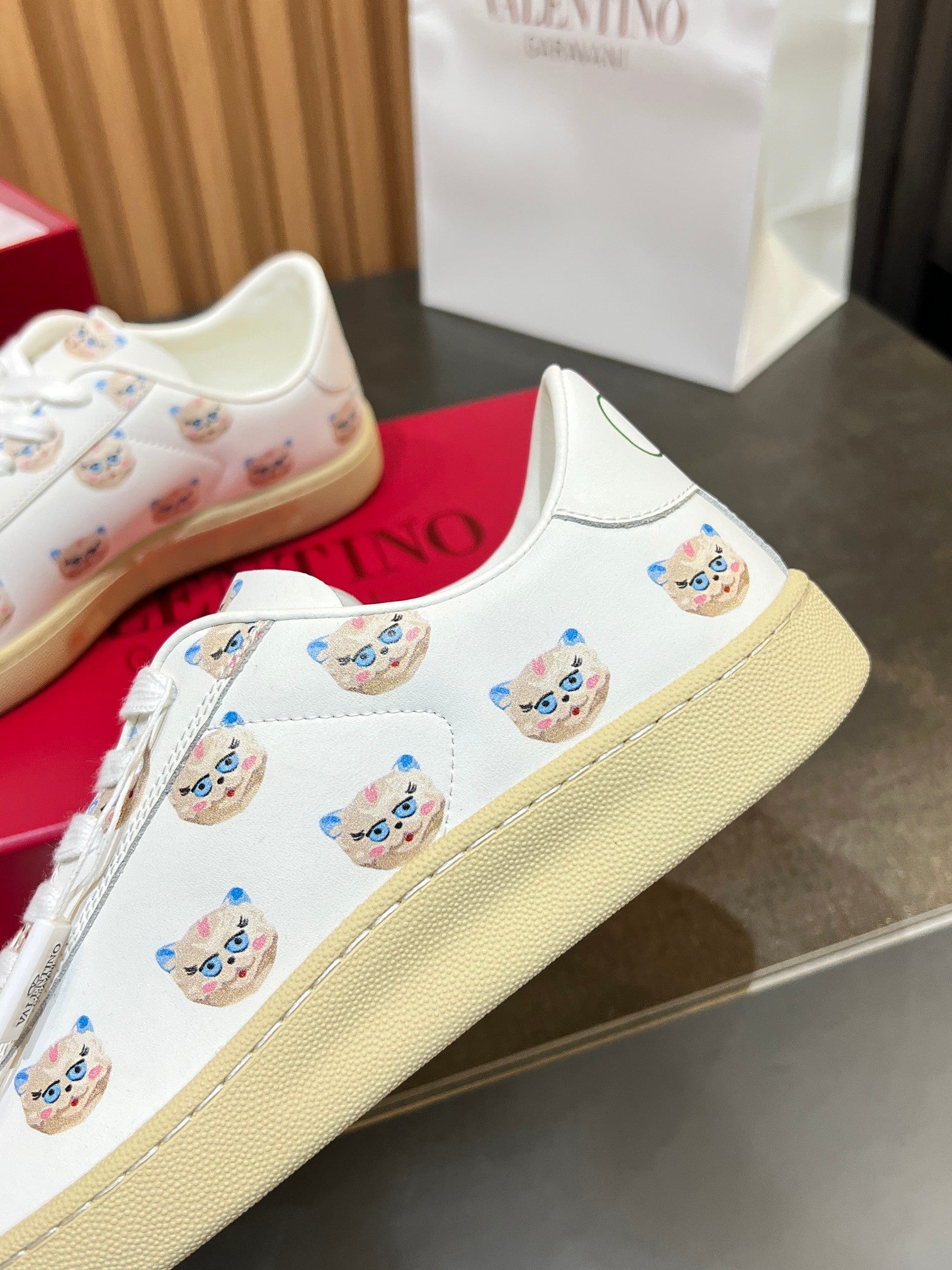 VT 25S  Casual Sneakers  White Beige Cowhide 563090