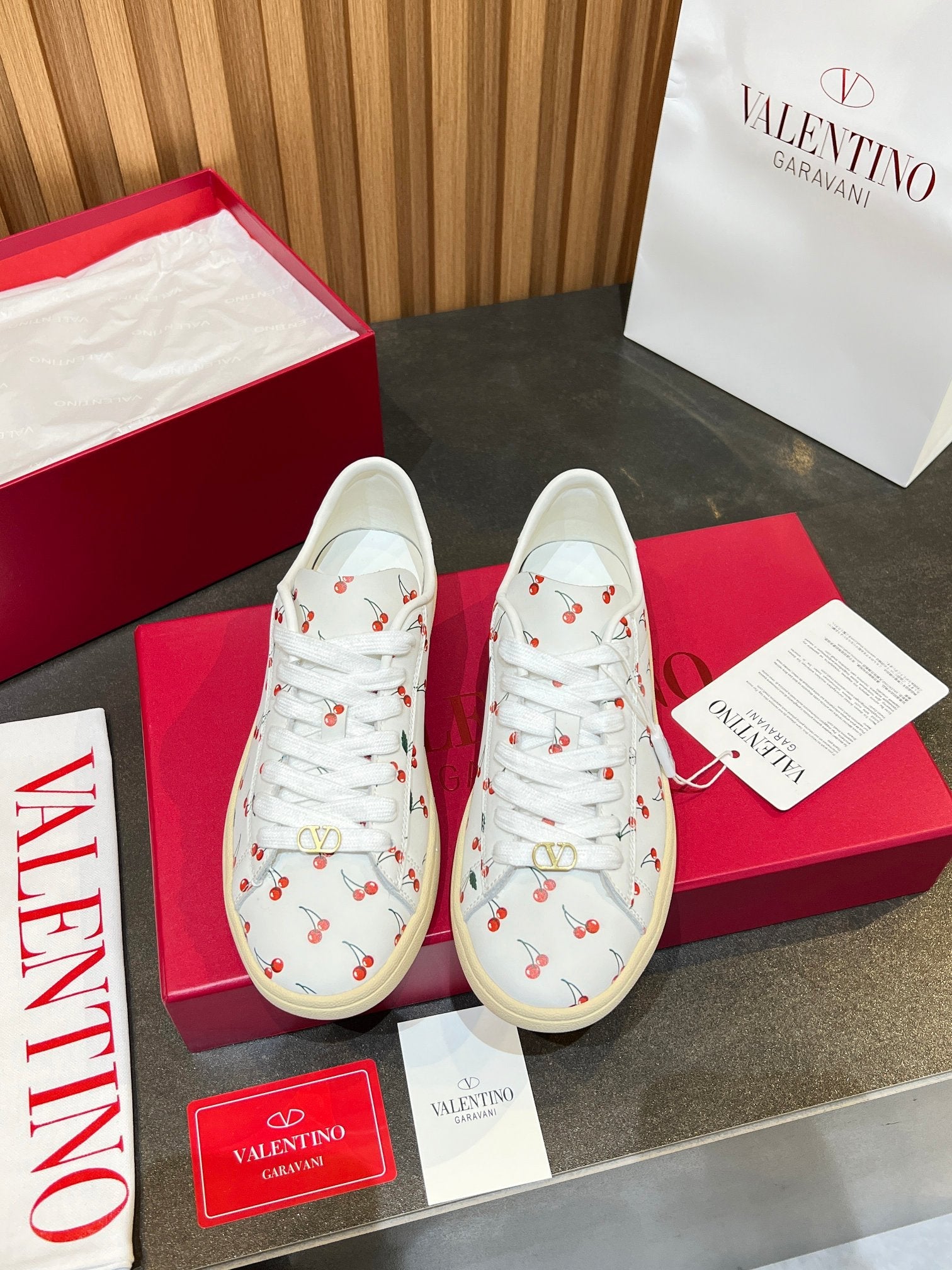 VT 25S  Casual Sneakers White Red Cowhide 563091
