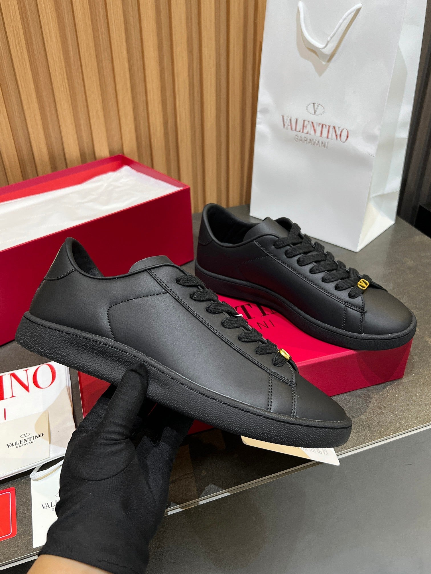 VT 25S  Casual Sneakers Black Cowhide 563092