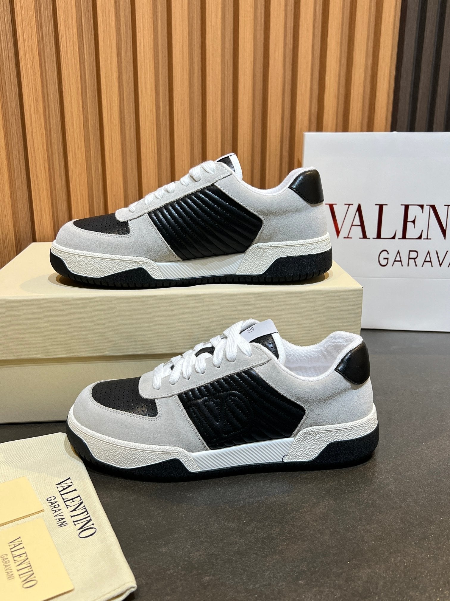 VT 25S Couple Sneakers White Black Calfskin Suede 563102