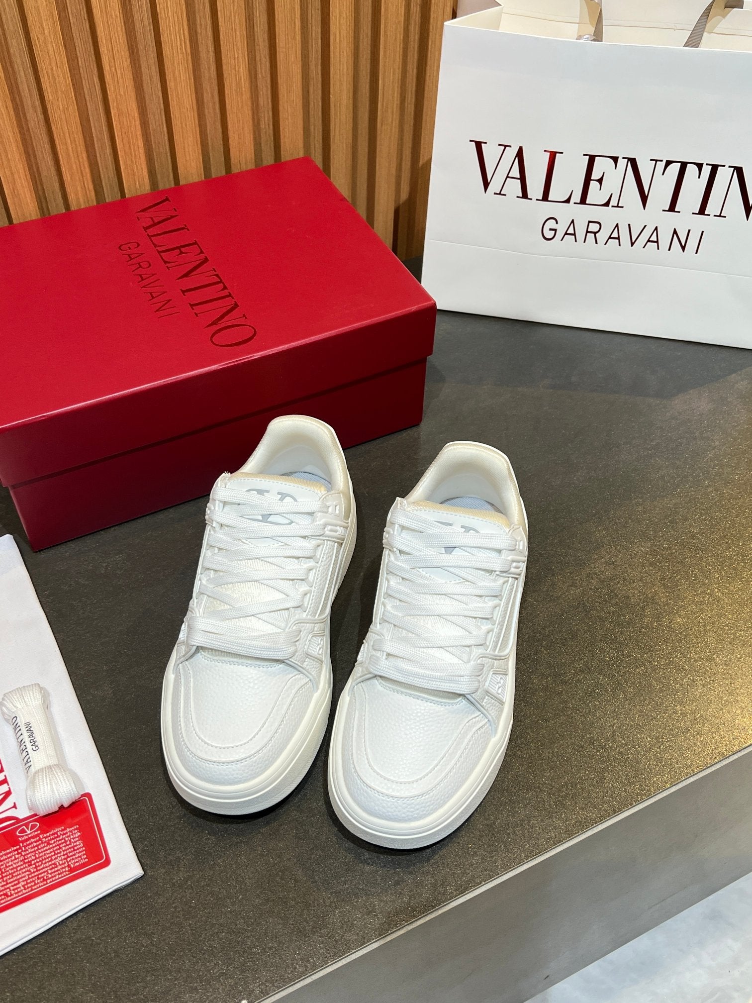 VT 25S Couple Sneakers White Calfskin 563117