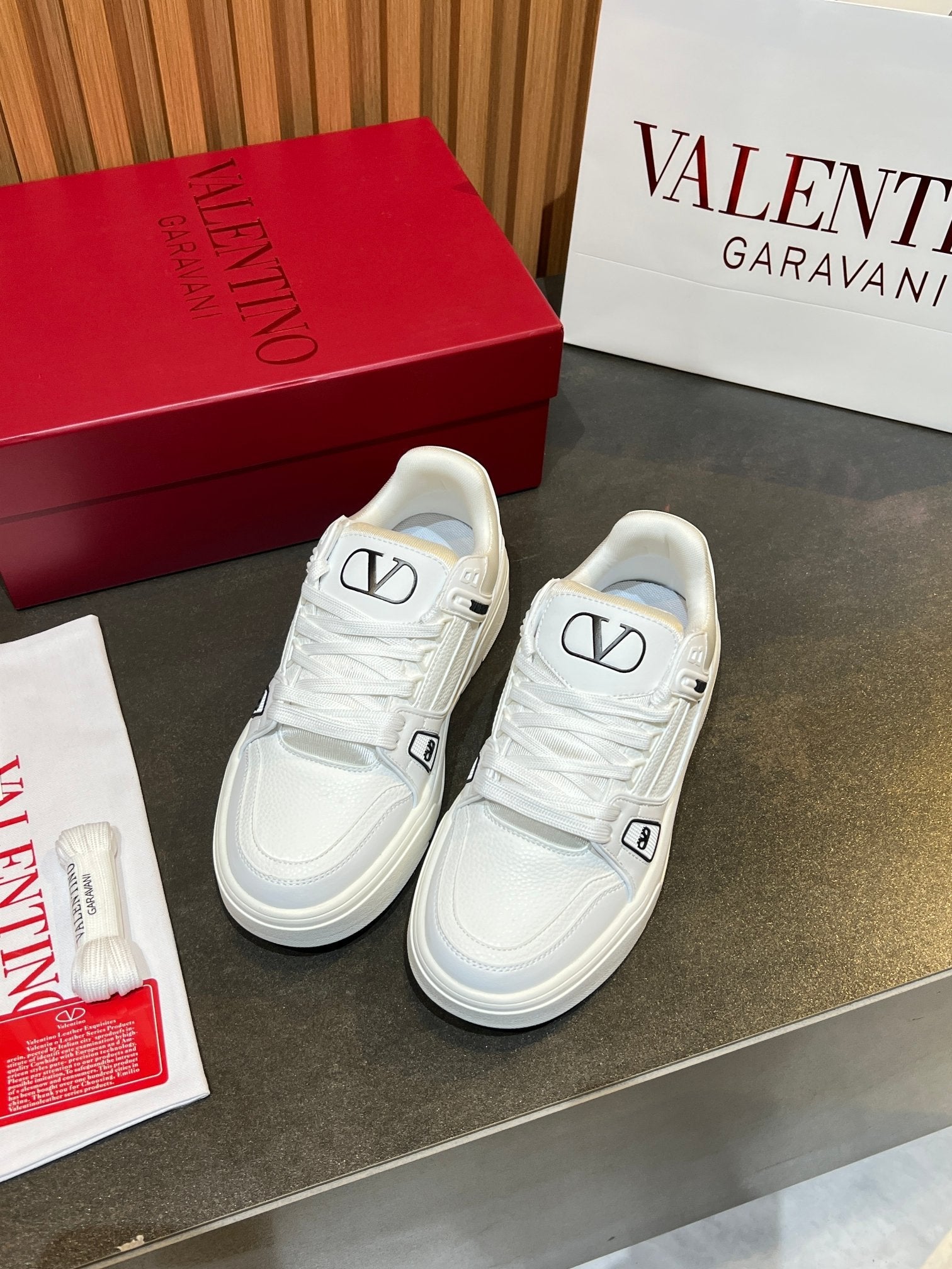 VT 25S Couple Sneakers White Calfskin 563122