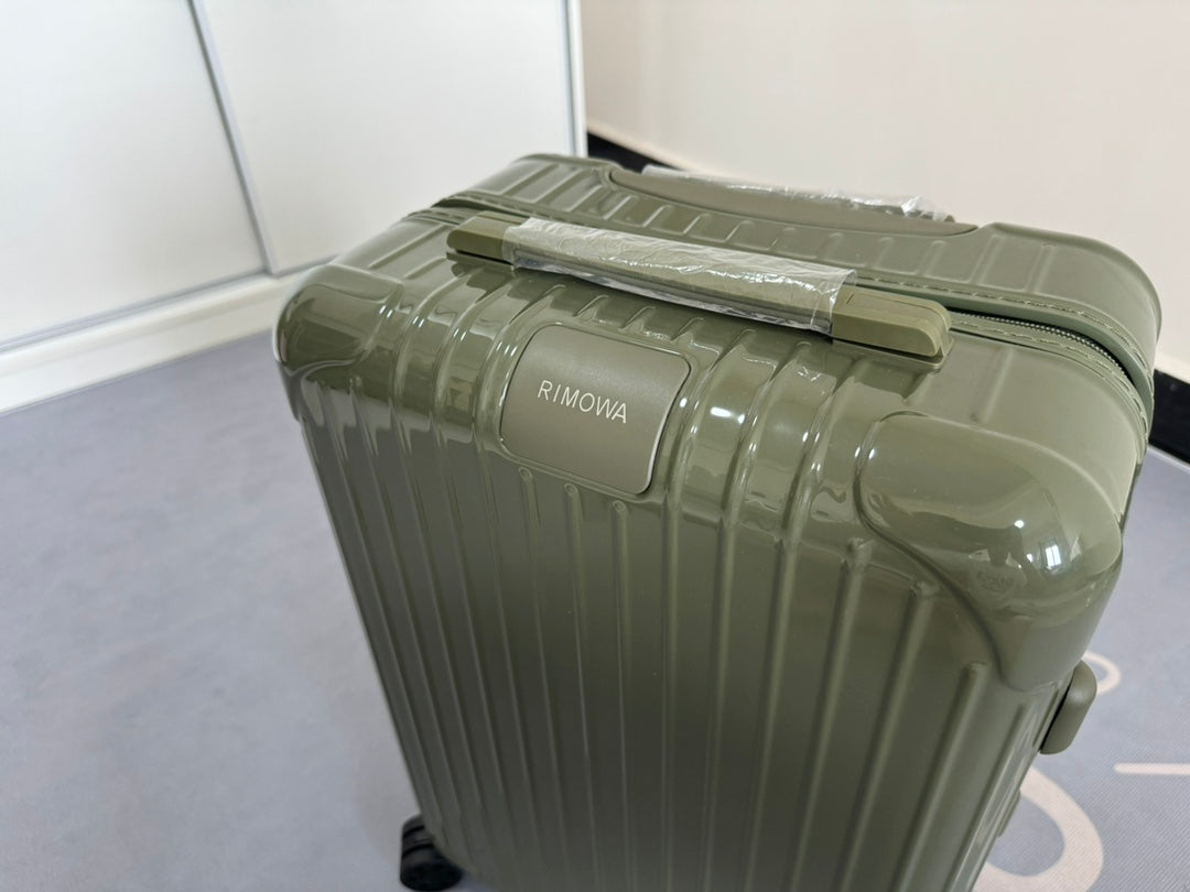 Rimowa 2025 Essential Suitcase Cactus Green Polycarbonate 274079
