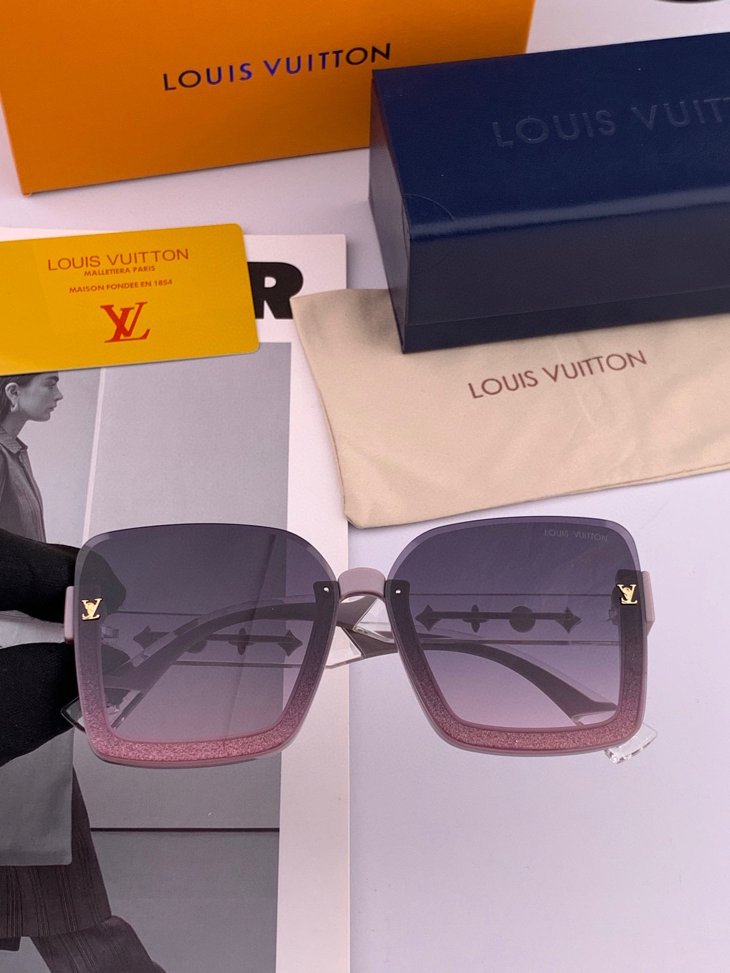 SQUARE SUNGLASSES L5221 IN CLEAR ACETATE GREY SMOKE LENSES