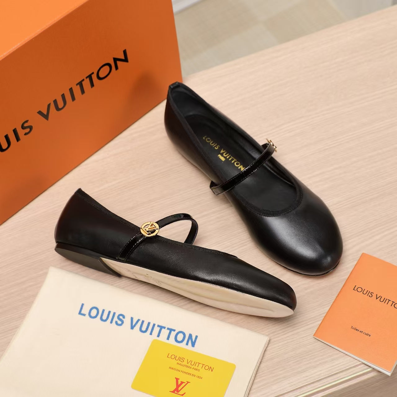 LV 25C Romy Flat Black Sheepskin 218304