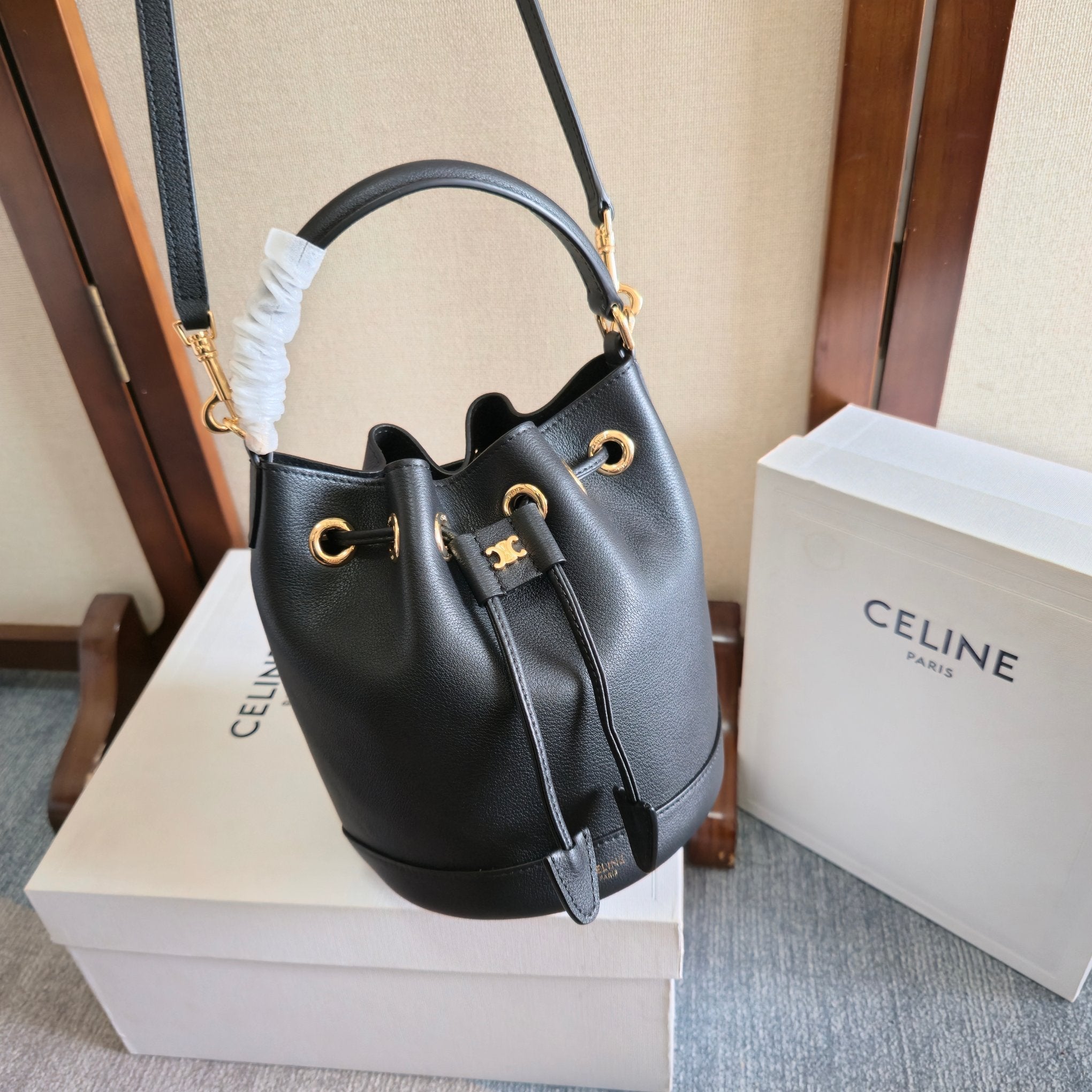 Celine 2025 Teen Clara Bucket Bag 19cm Black Calfskin 276317
