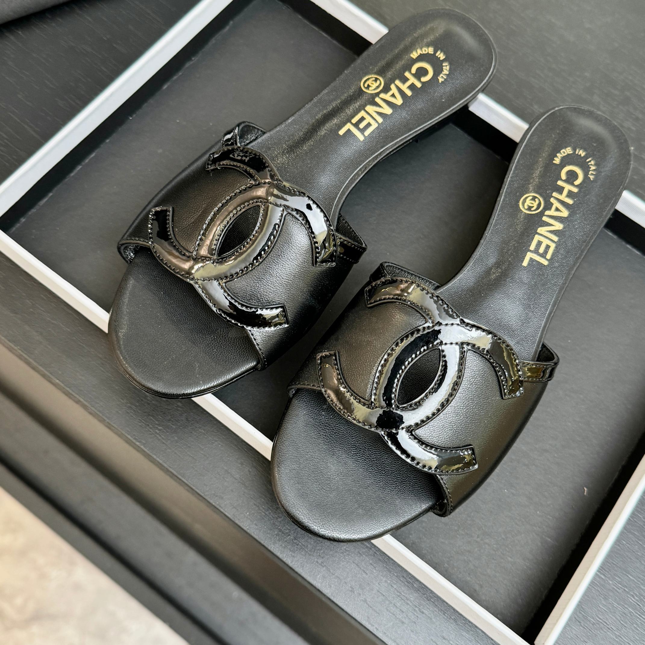 CC 2026 Flat Slippers Black Sheepskin Double C 700456