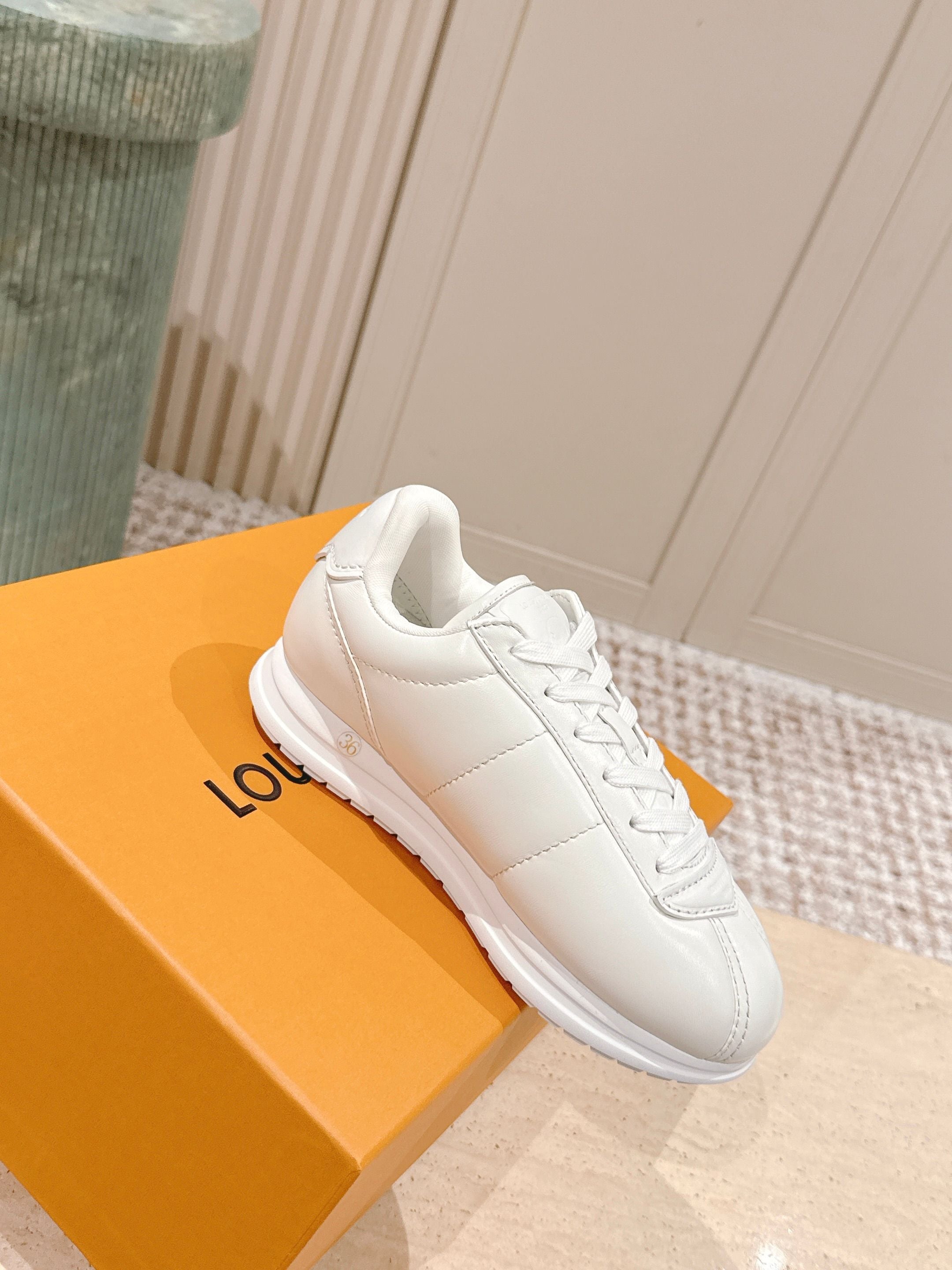 LV 25 Buttersoft Sneakers White Calfskin 576989