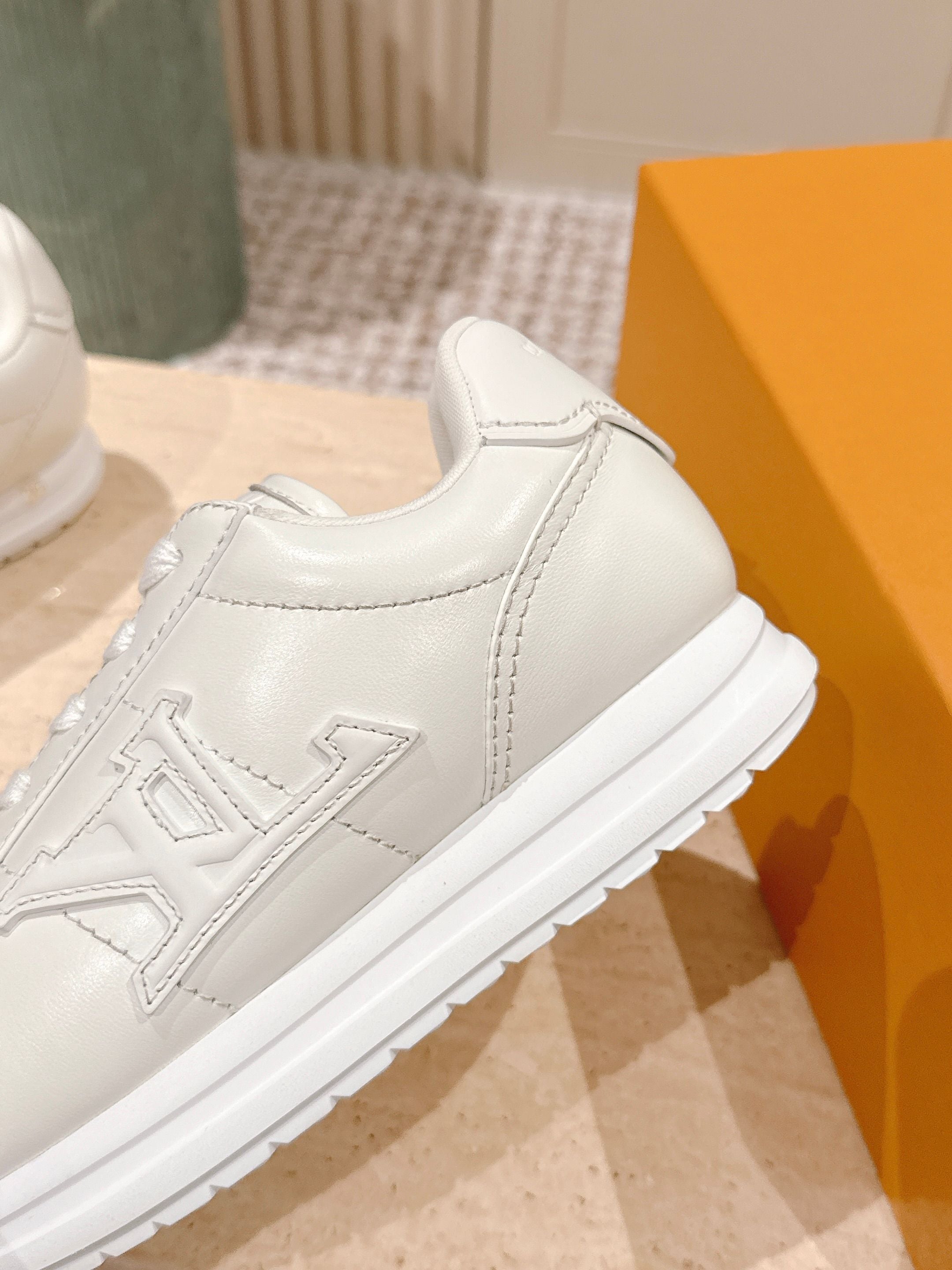 LV 25 Buttersoft Sneakers White Calfskin 576989