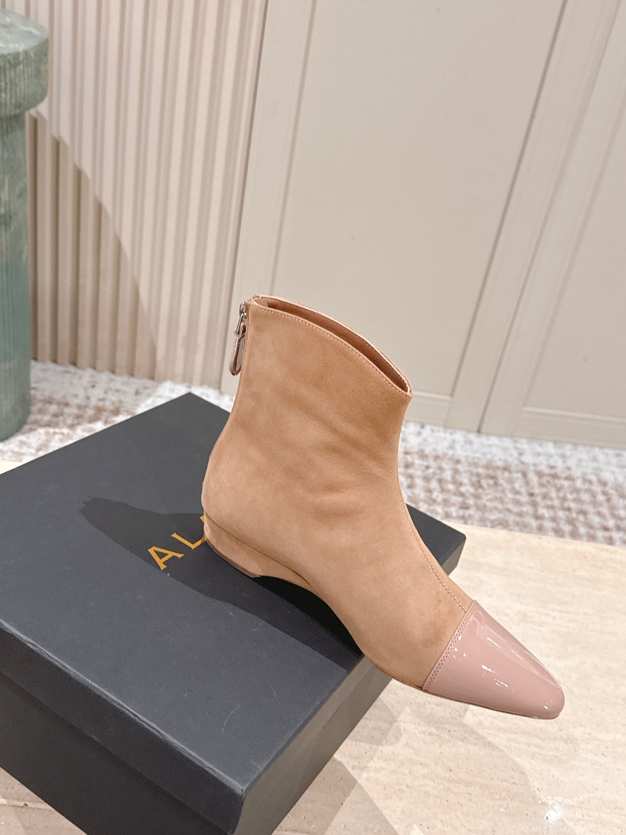 Alaia 2025 Ankle Boot With Patent Leather Cap Toe Tan Nude Suede 556087