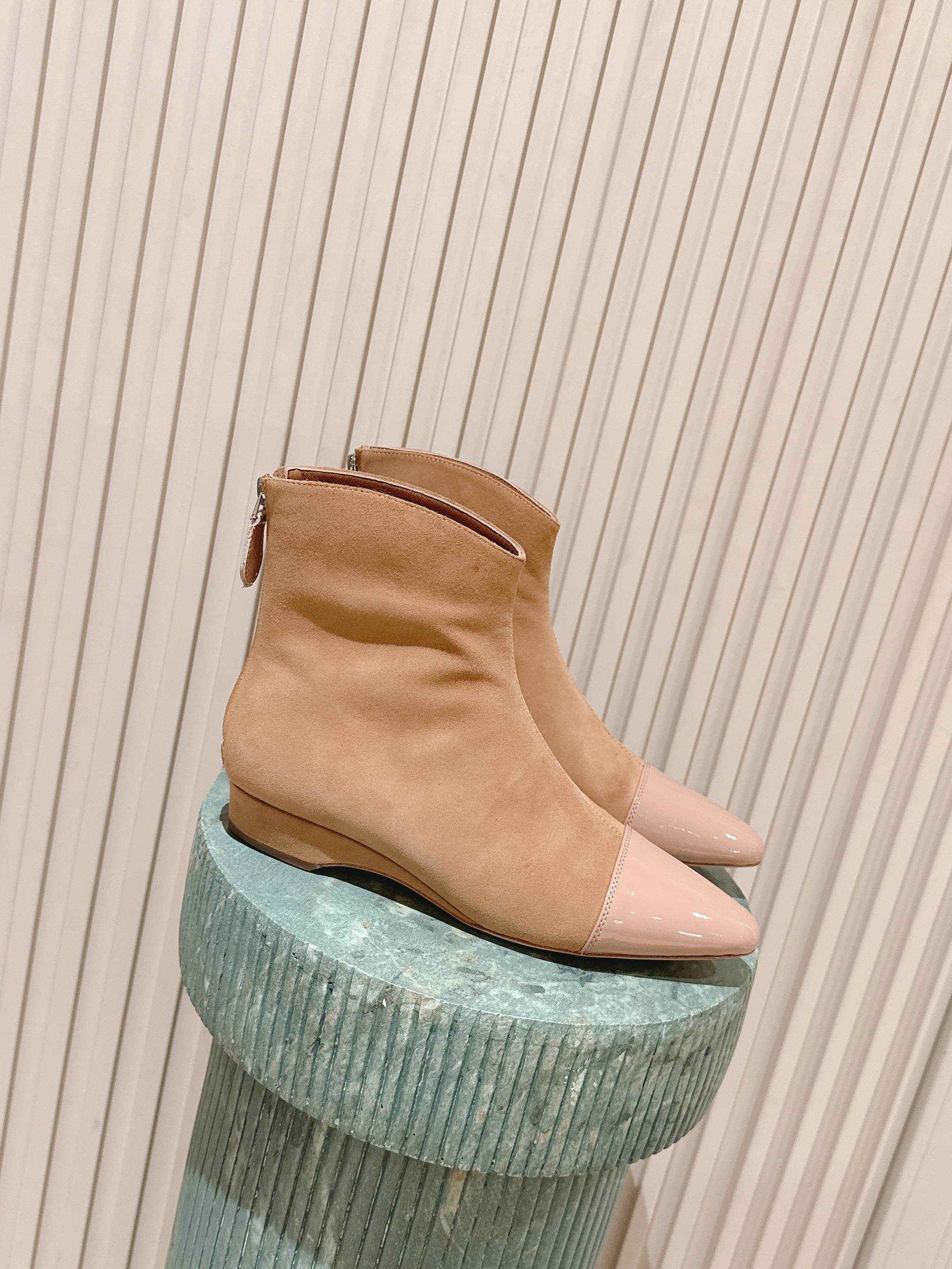 Alaia 2025 Ankle Boot With Patent Leather Cap Toe Tan Nude Suede 556087