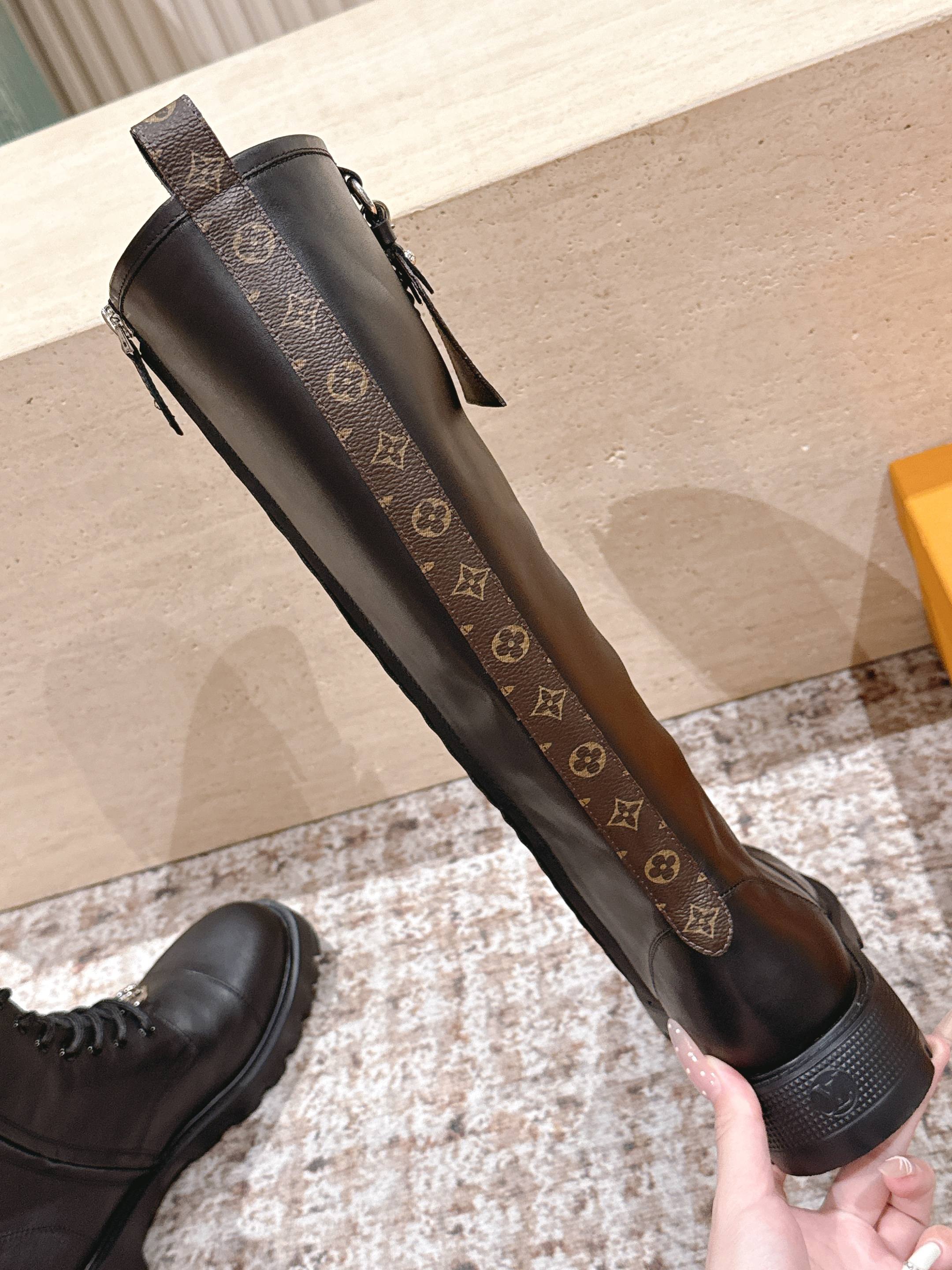 LV 25 Martin Boots Black Cowhide 576913