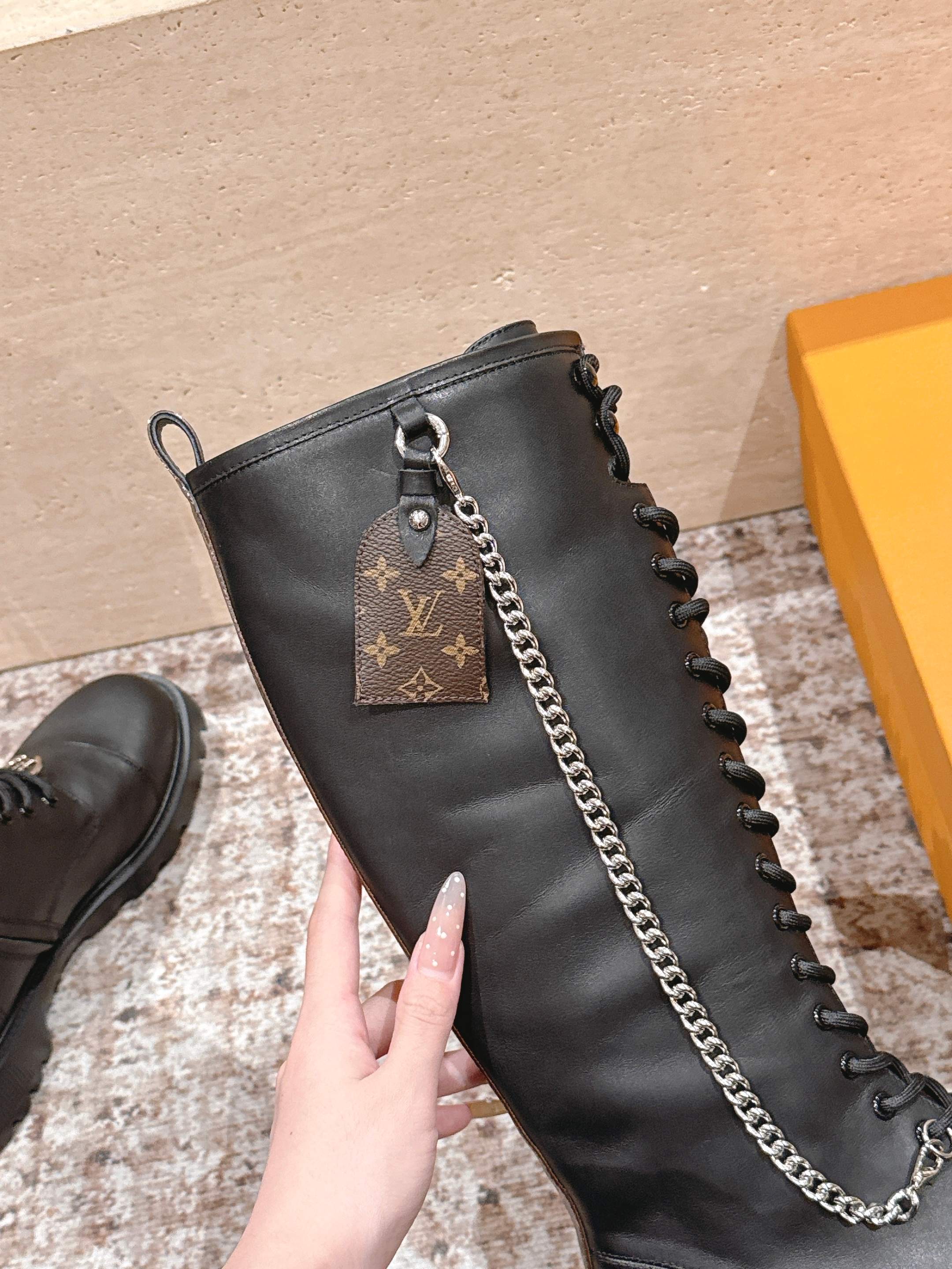 LV 25 Martin Boots Black Cowhide 576913