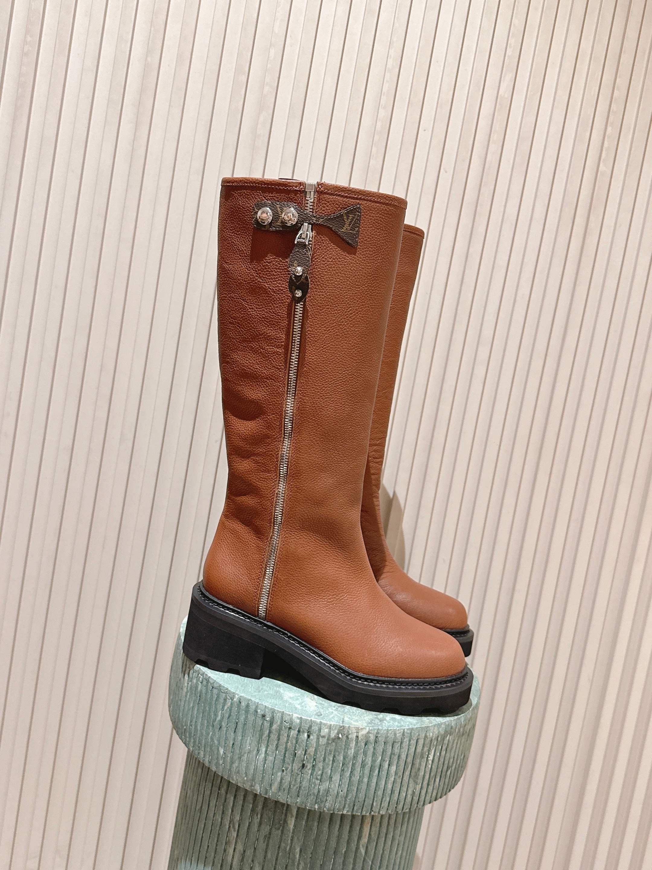 LV 25 Martin Boots Tan Brown Cowhide 576916