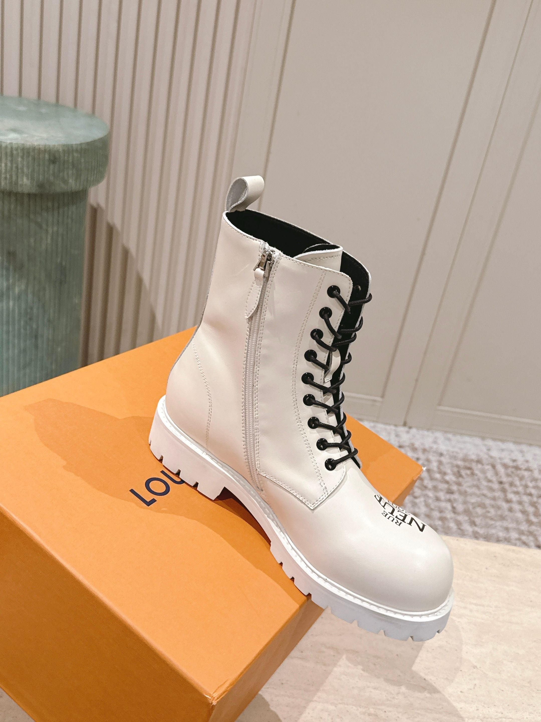 LV 25 Short Boots White Black Cowhide 576920