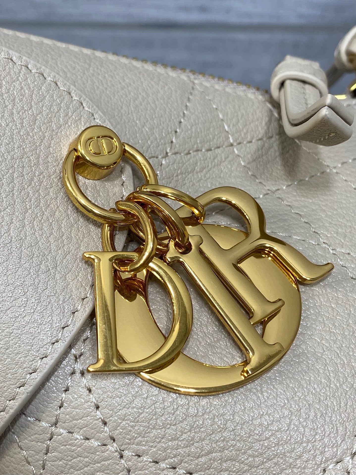 Dior 2025 Voyage Bag 23cm Powder Beige Grained Calfskin 267772