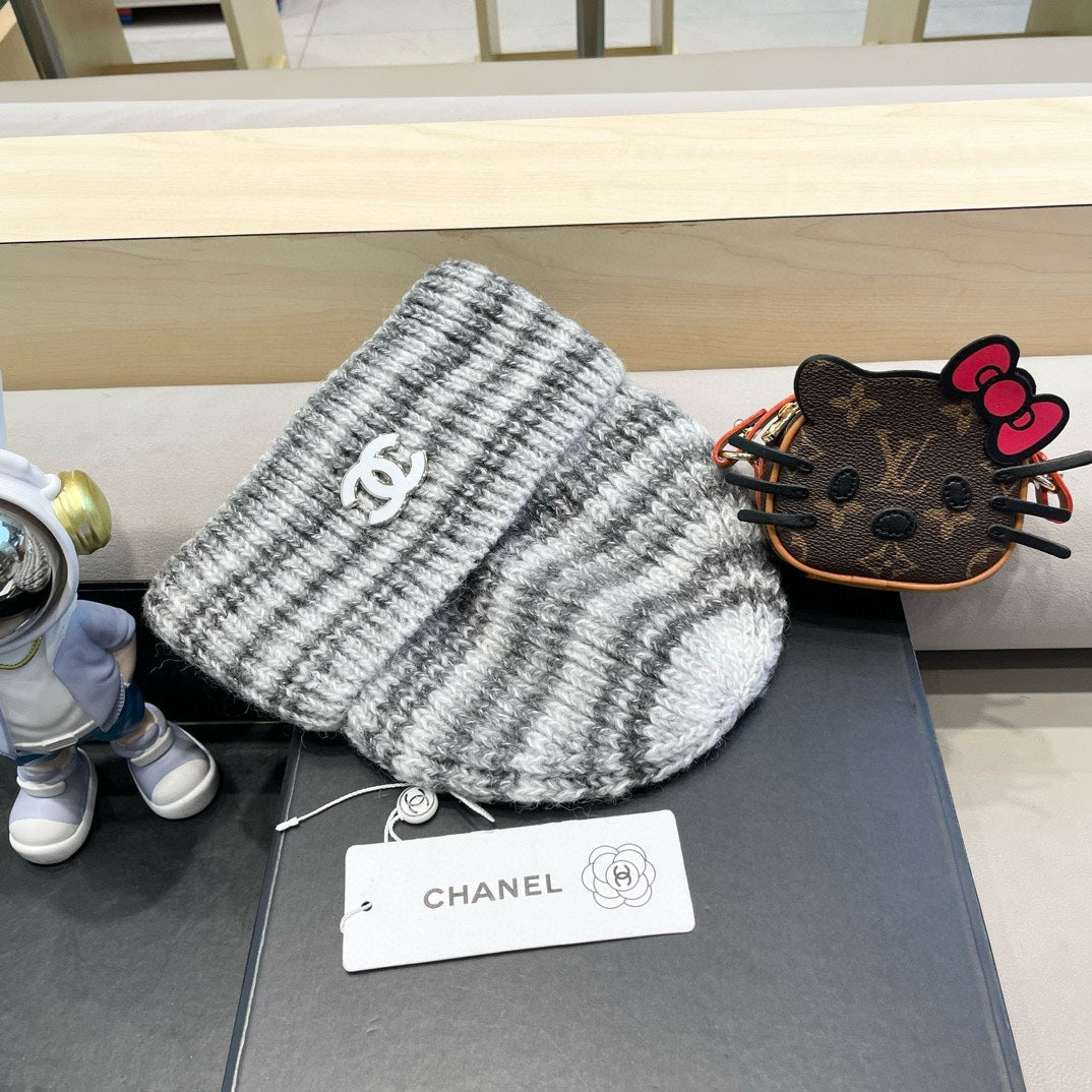 STRIPED KNITTED HAT IN LIGHT GRAY WOOL 424514