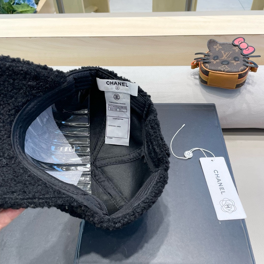 BASEBALL HAT IN BLACK LAMB FUR 424253