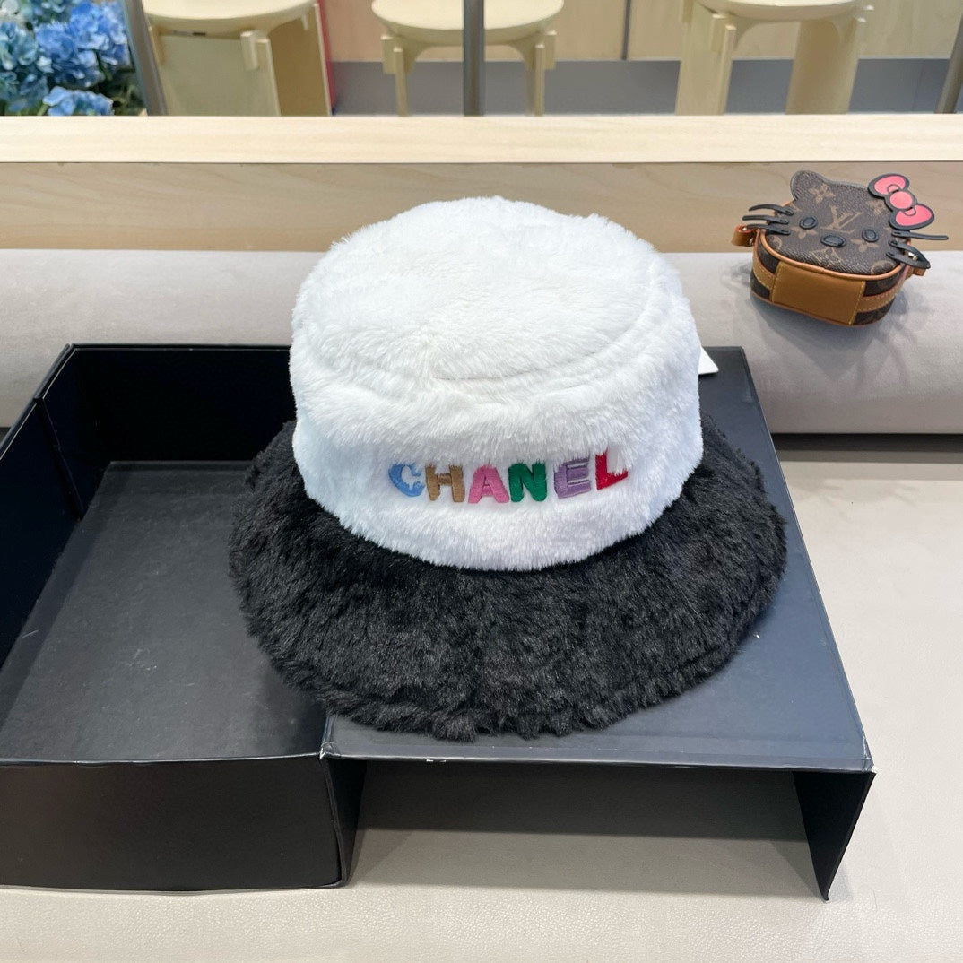 BUCKET HAT IN WHITE MIX BLACK LAMB FUR 430218