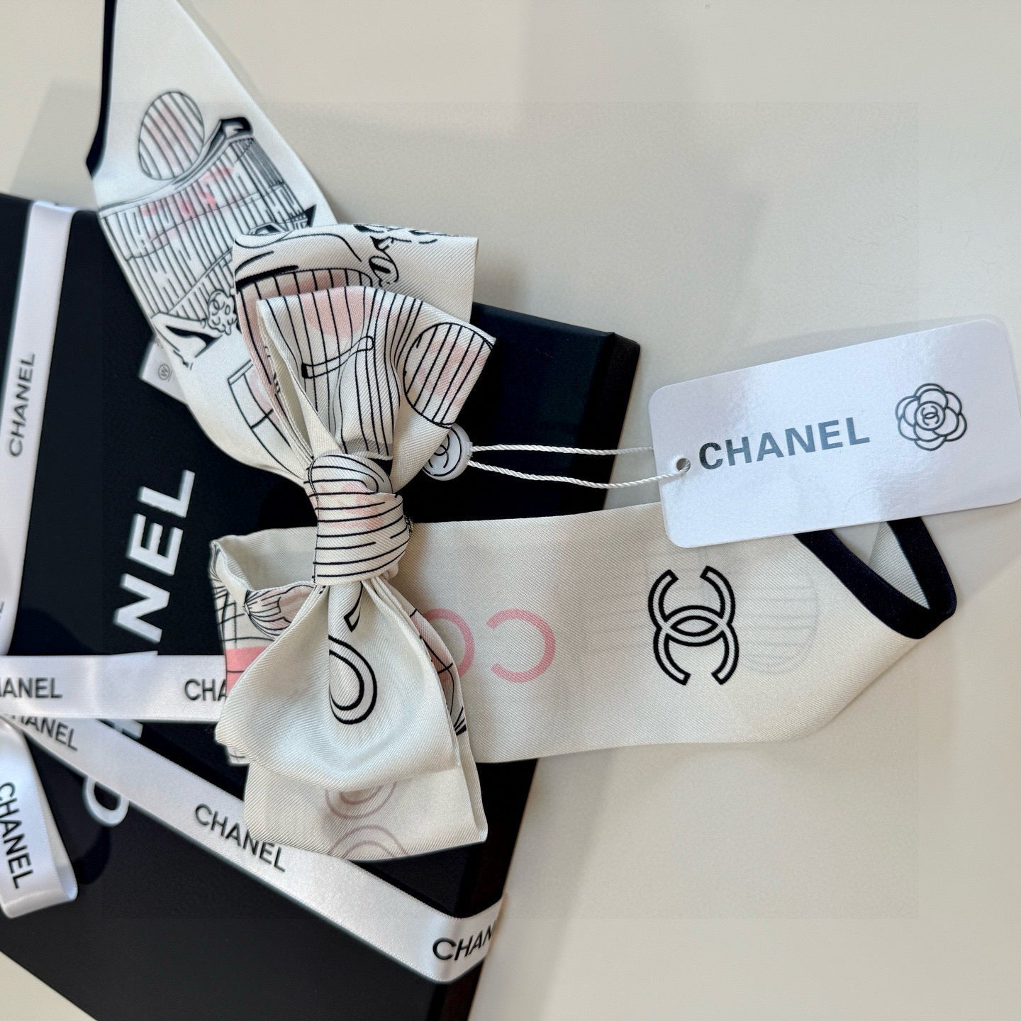 CC  Twilly Mini Scarf 120cm White Mulberry Silk 929777