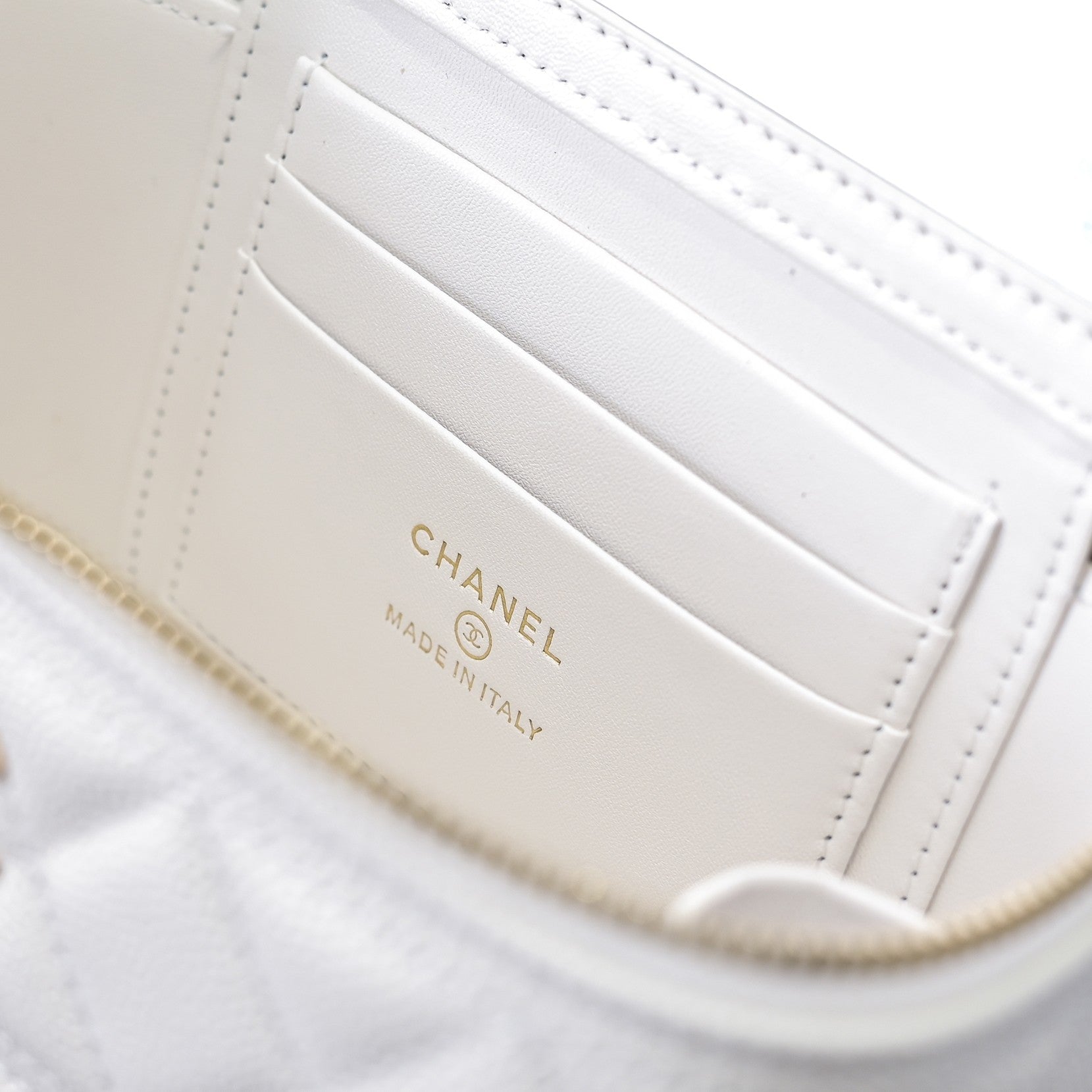 CC 25C Vanity Top Handle 17cm White Grained Calfskin Light Gold Hardware