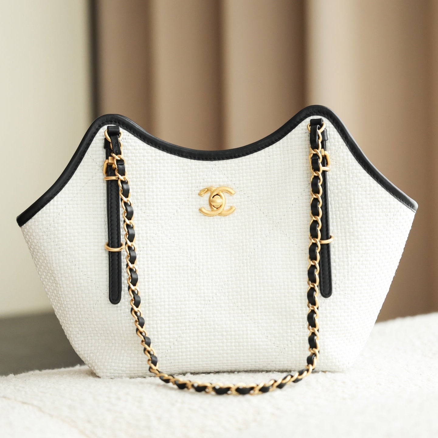 Chanel 2026 Maxi Hobo Bag 28cm White Straw Leather 351096