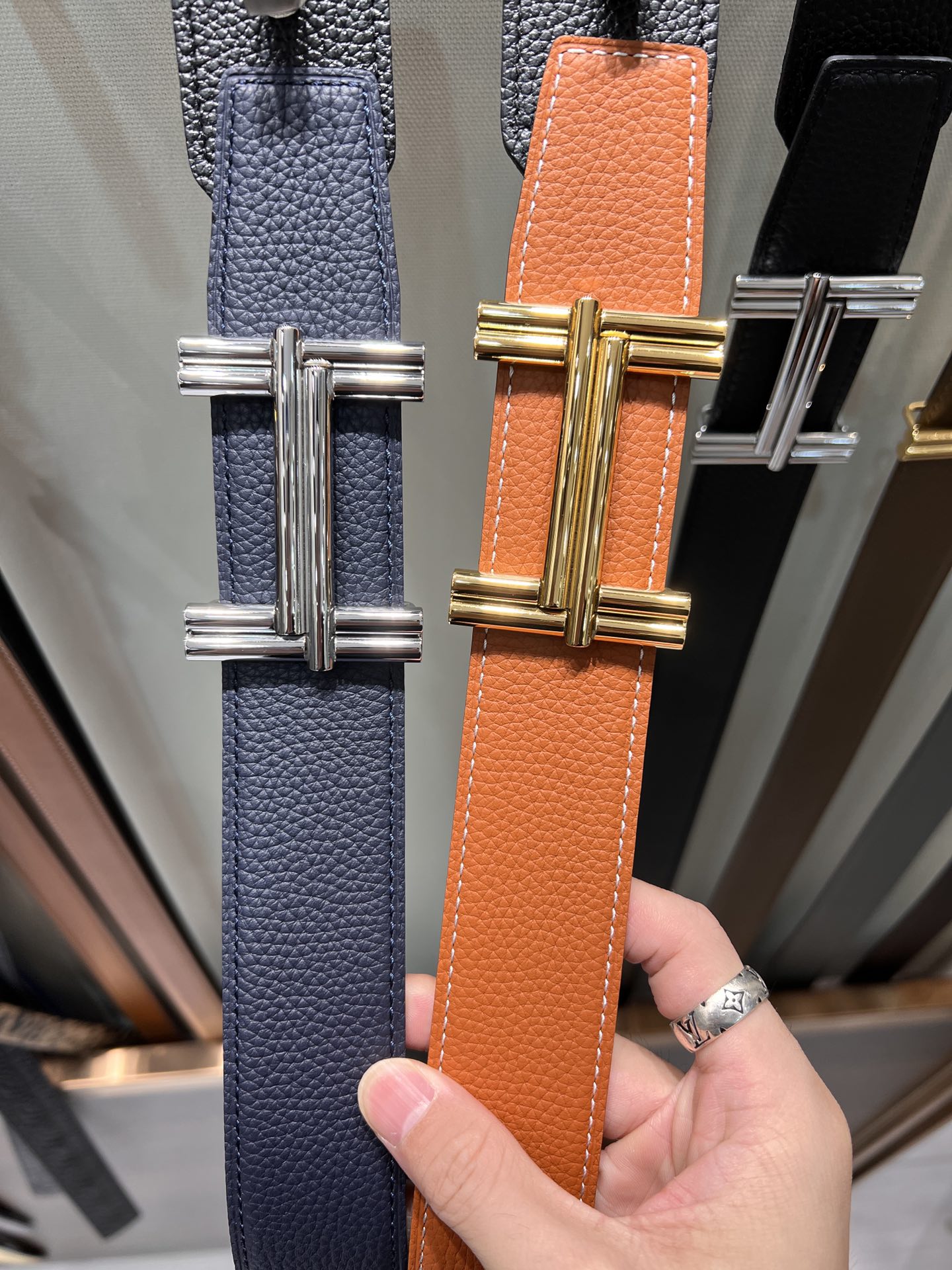 HM TRAVERSE BELT BUCKLE & REVERSIBLE NAVY BLUE LEATHER STRAP 38 MM SILVER HARDWARE