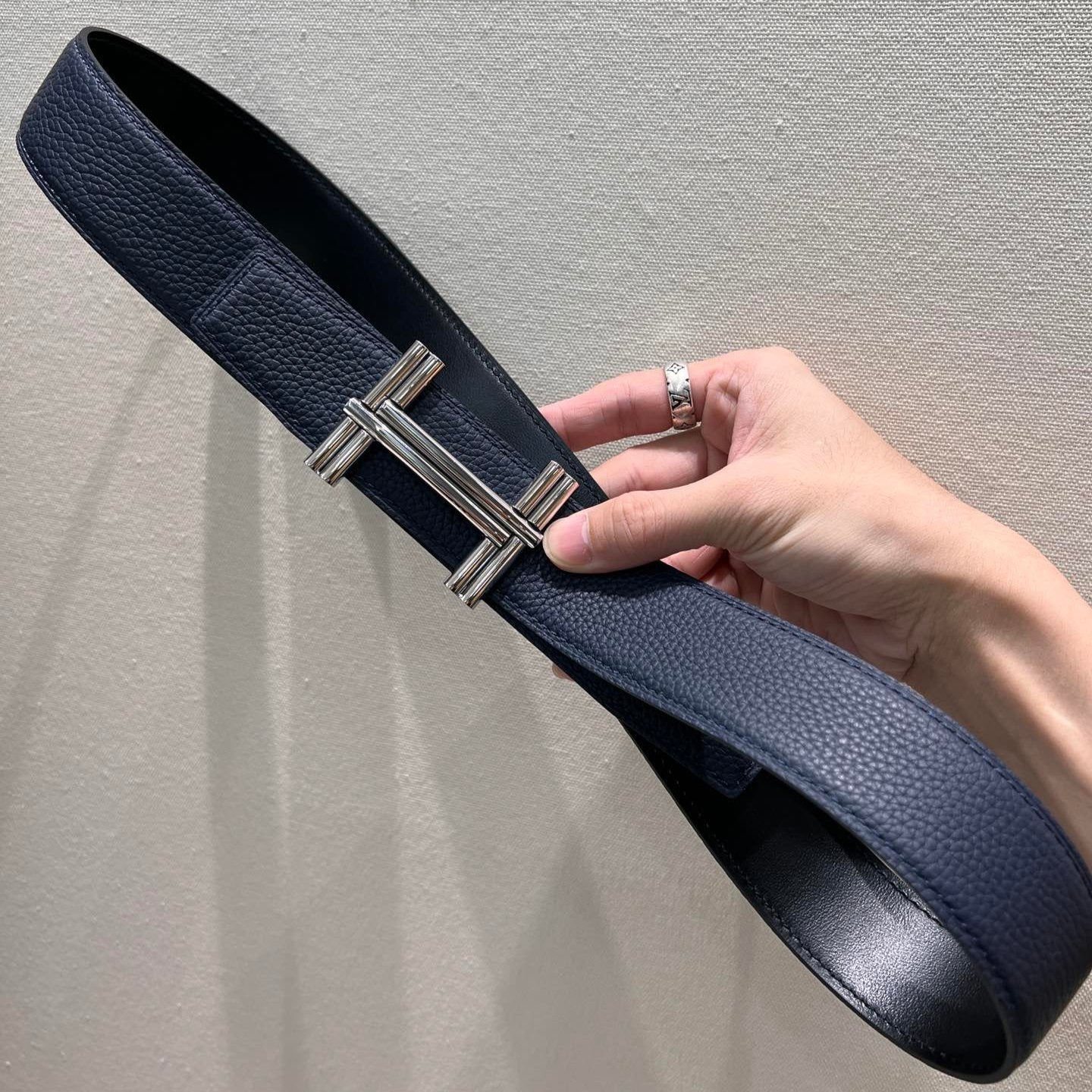 HM TRAVERSE BELT BUCKLE & REVERSIBLE NAVY BLUE LEATHER STRAP 38 MM SILVER HARDWARE