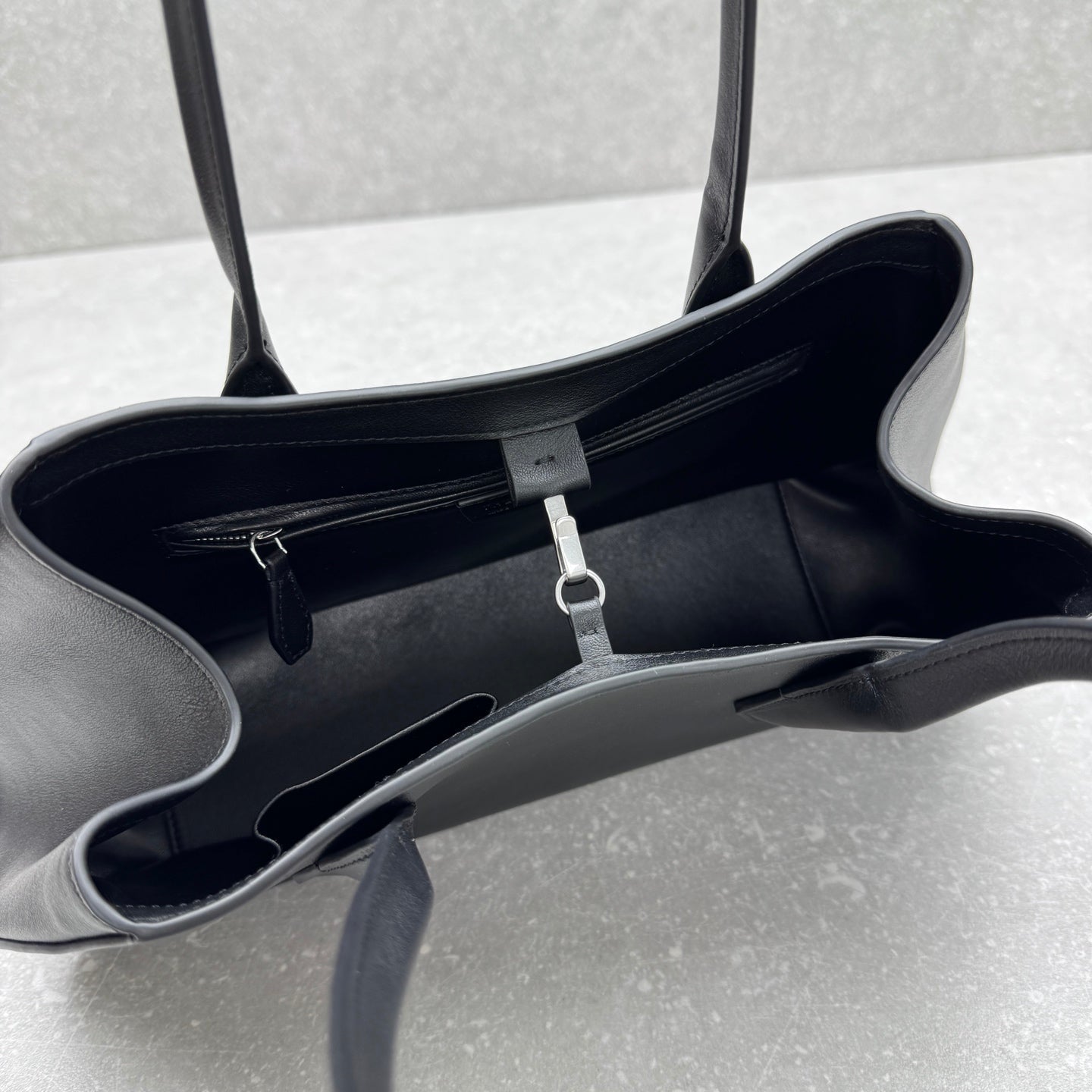 The Row 2025 Alger Bag 39cm Black Cowhide