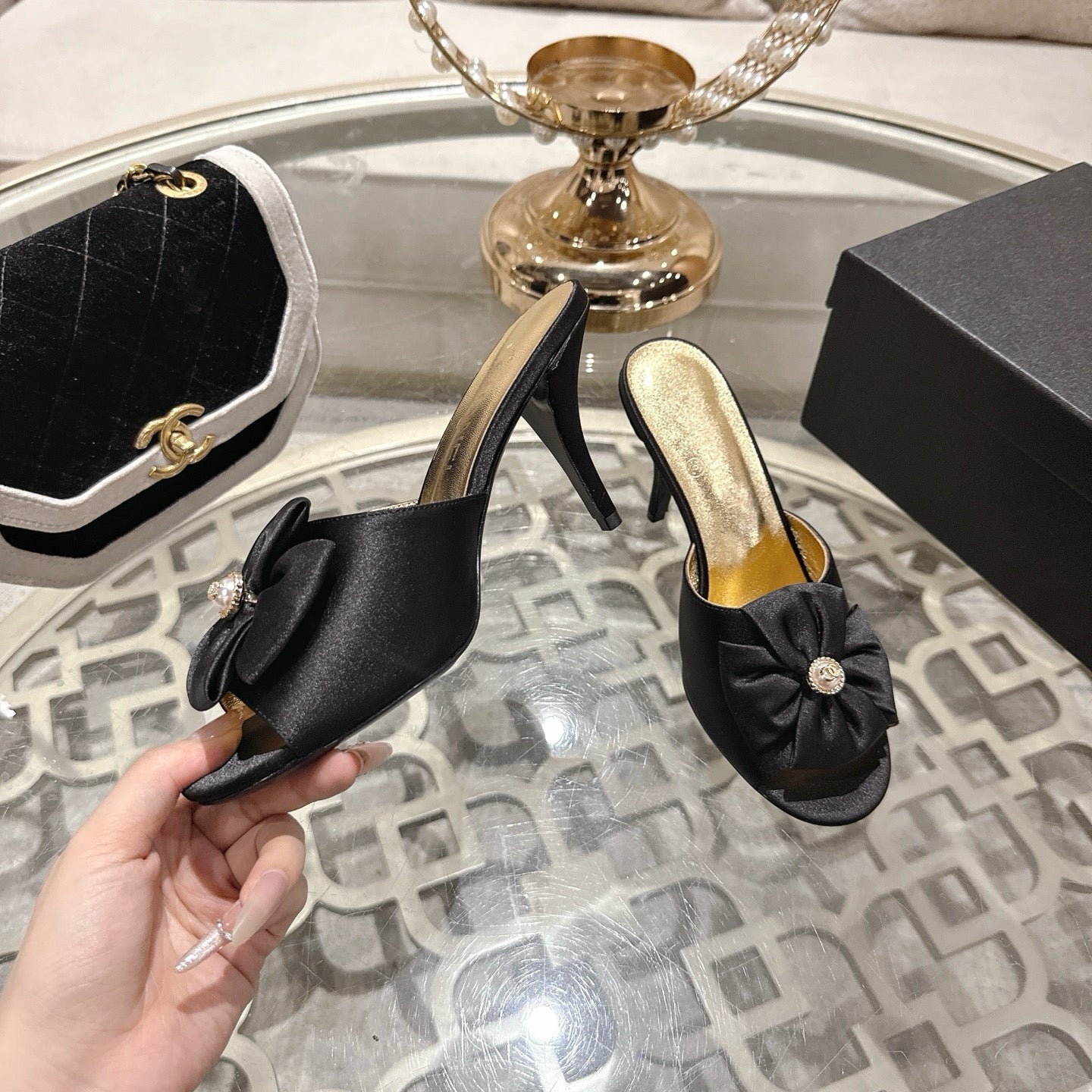 CC 26s Camellia High-Heeled Slippers Black Gold Sheepskin 627025
