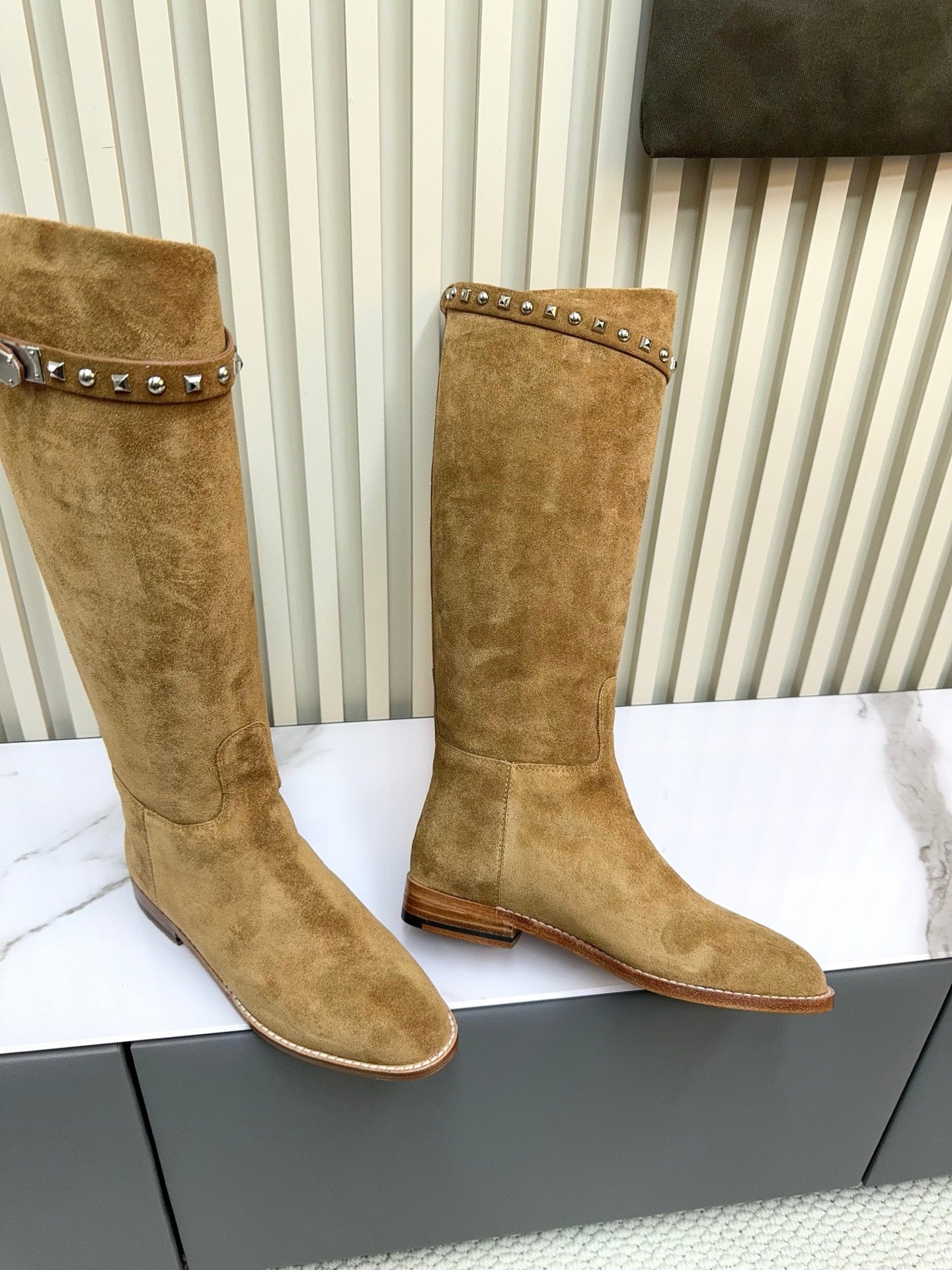 HM 25ss Kelly Buckle Riding Boots Brown Suede 576116