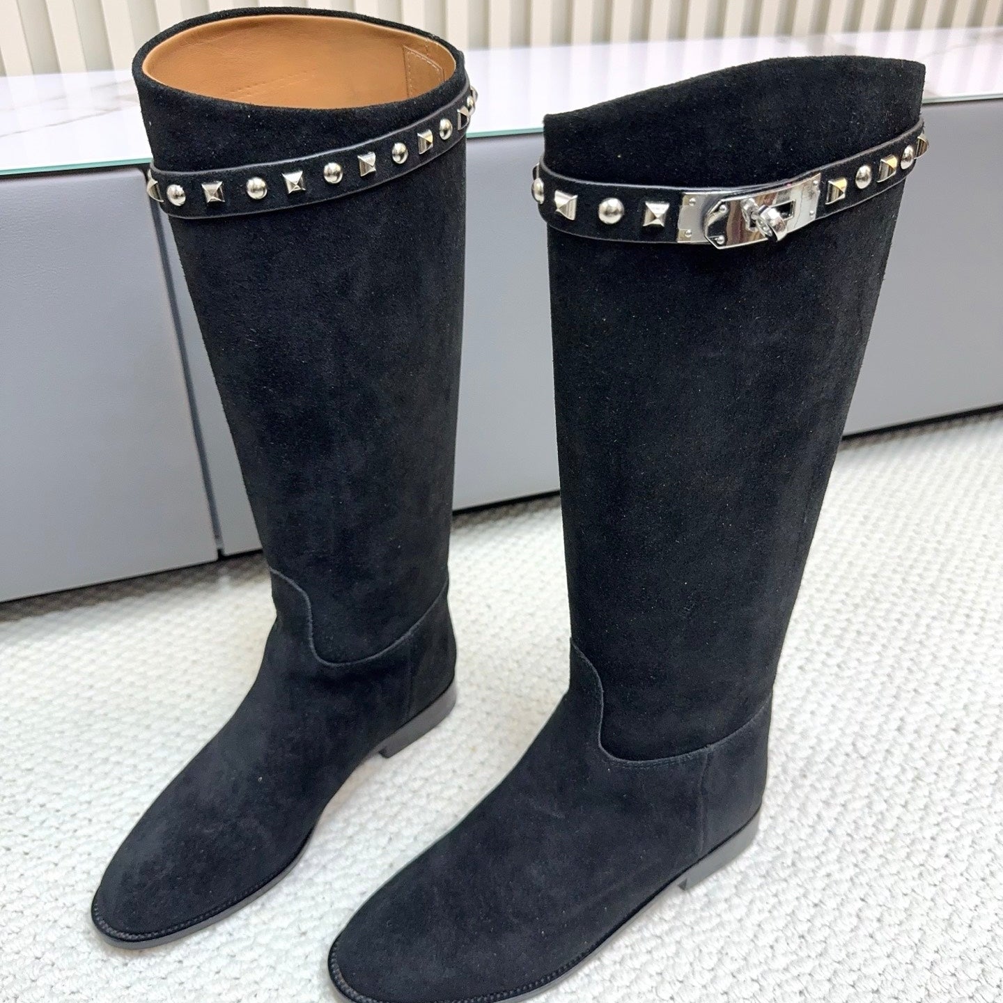 HM 25ss Kelly Buckle Riding Boots Black Suede 576117