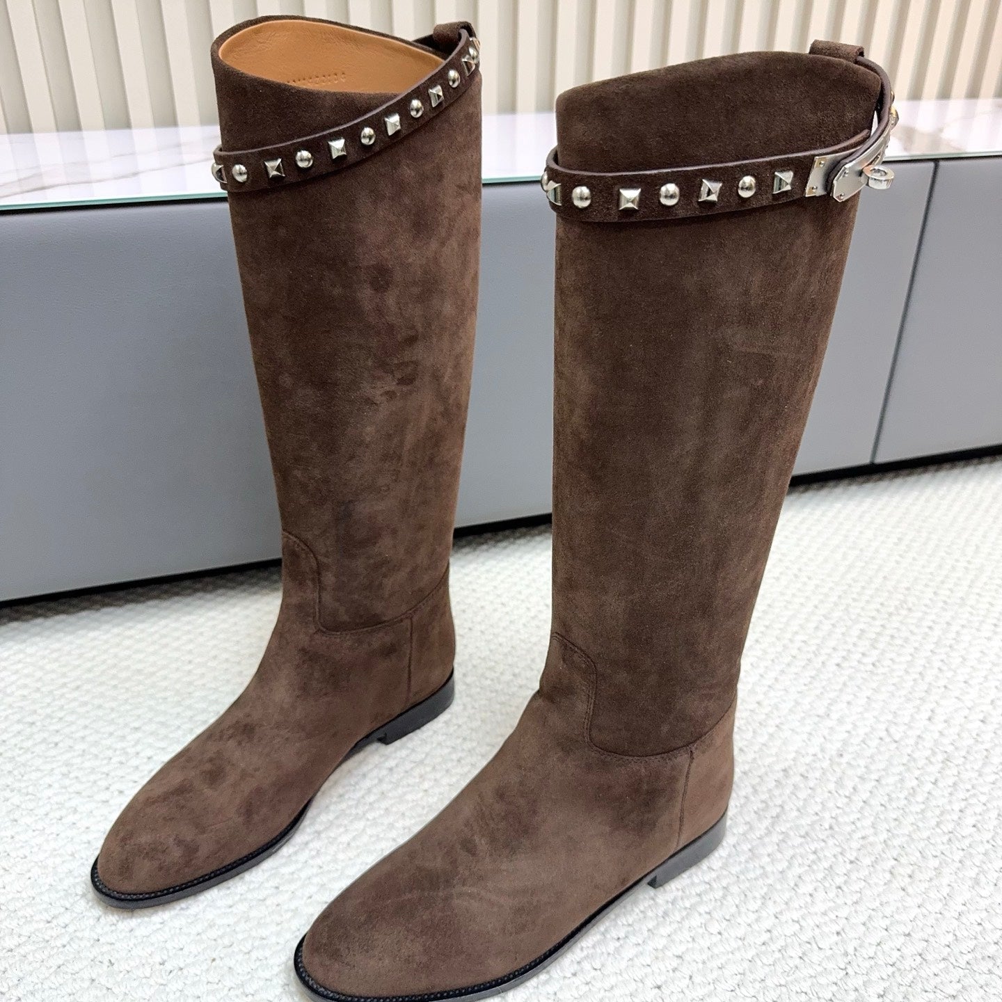 HM 25ss Kelly Buckle Riding Boots Dark Brown Suede 576118
