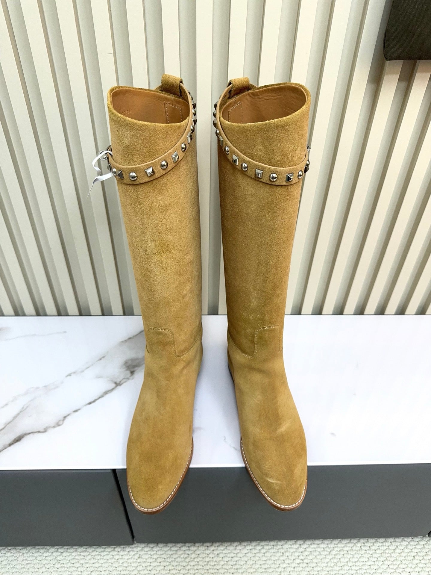 HM 25ss Kelly Buckle Riding Boots Taupe Suede 576119
