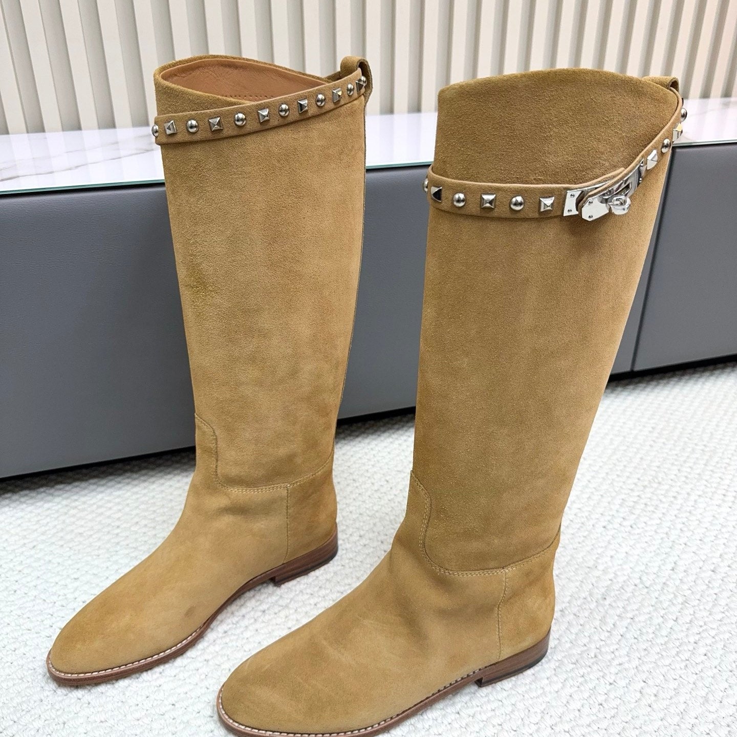 HM 25ss Kelly Buckle Riding Boots Taupe Suede 576119