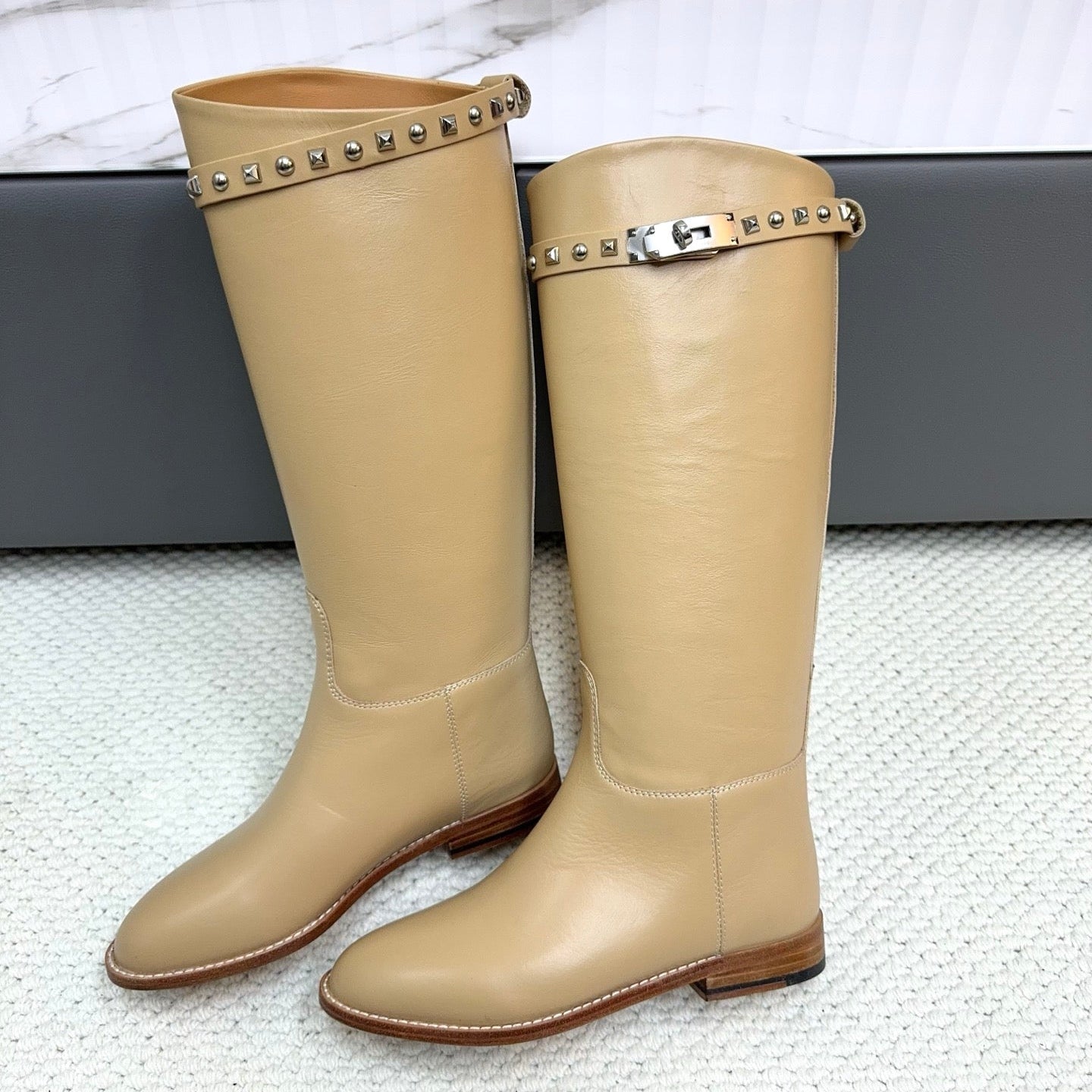 HM 25ss Kelly Buckle Riding Boots Dark Beige Cowhide 576122