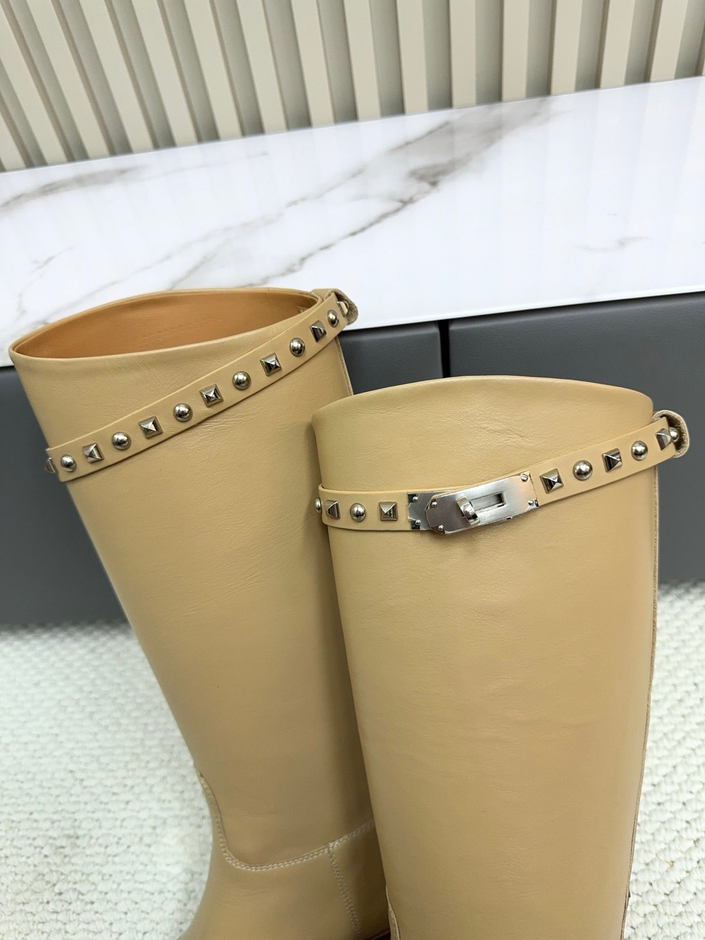 HM 25ss Kelly Buckle Riding Boots Dark Beige Cowhide 576122