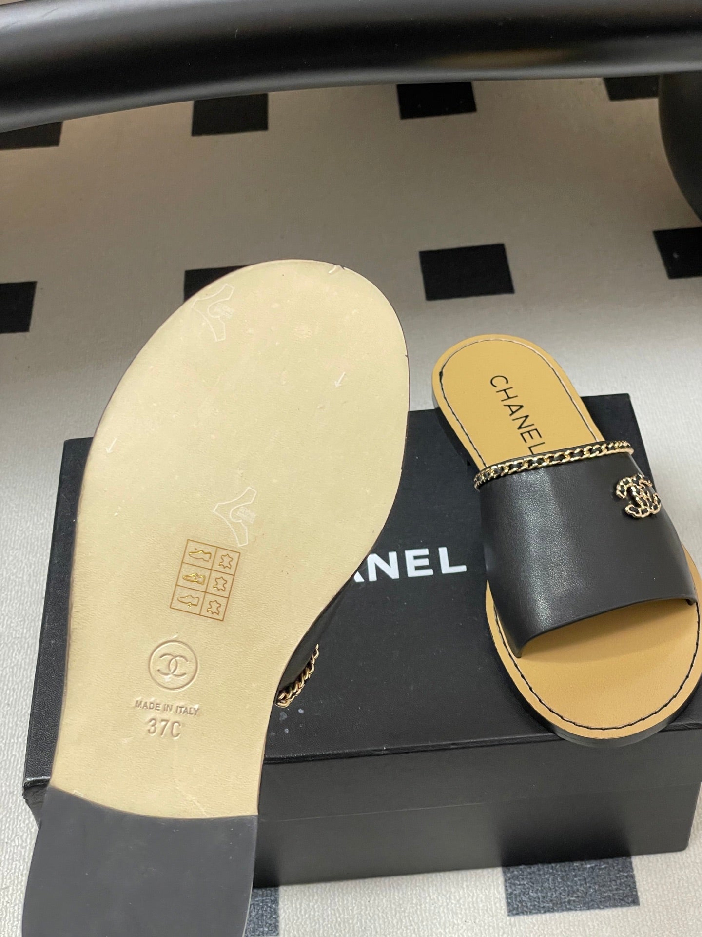 CC 26 Flat Sandal Black Beige Sheepskin 593300